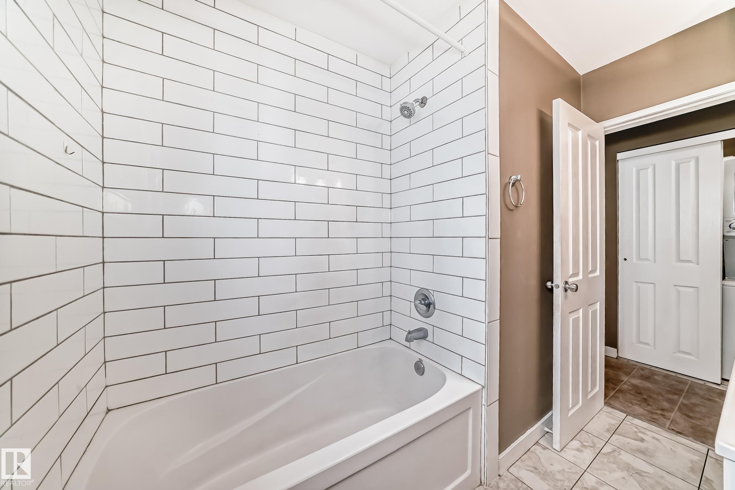 10837 65 Avenue, Edmonton, AB - Indoor Photo Showing Bathroom