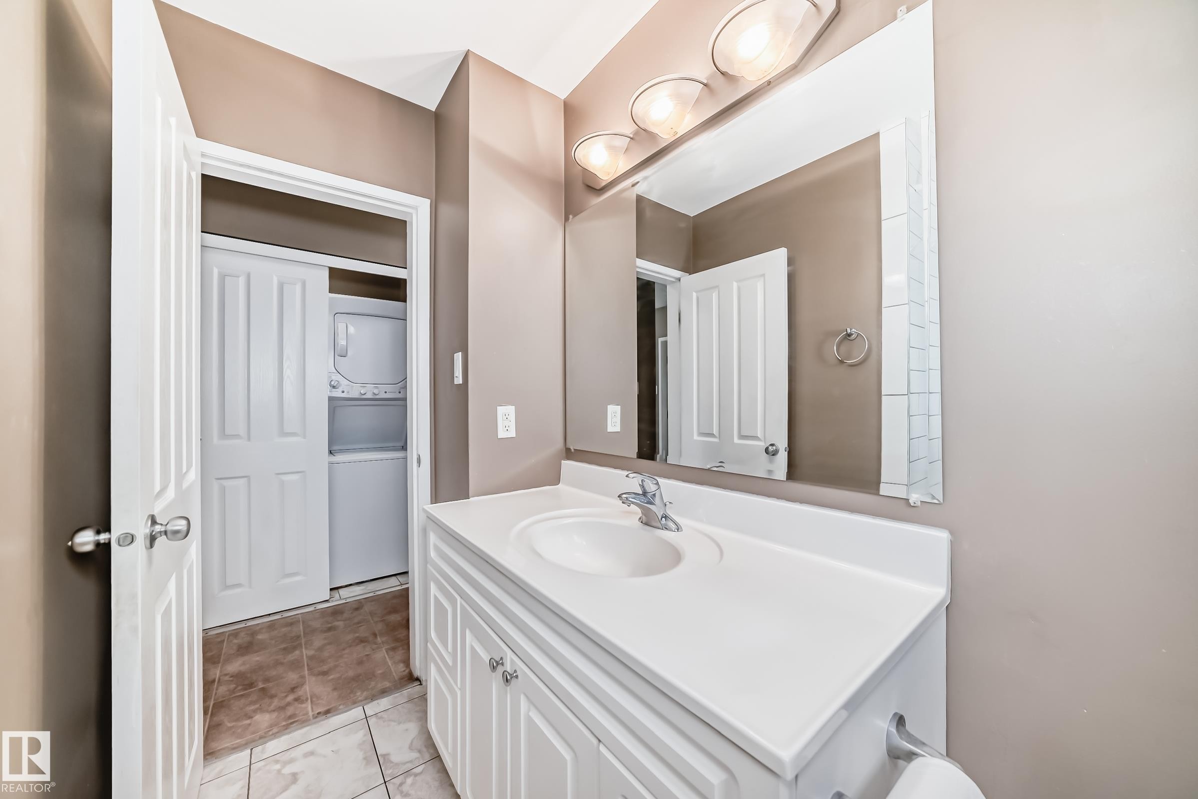10837 65 Avenue, Edmonton, AB - Indoor Photo Showing Bathroom
