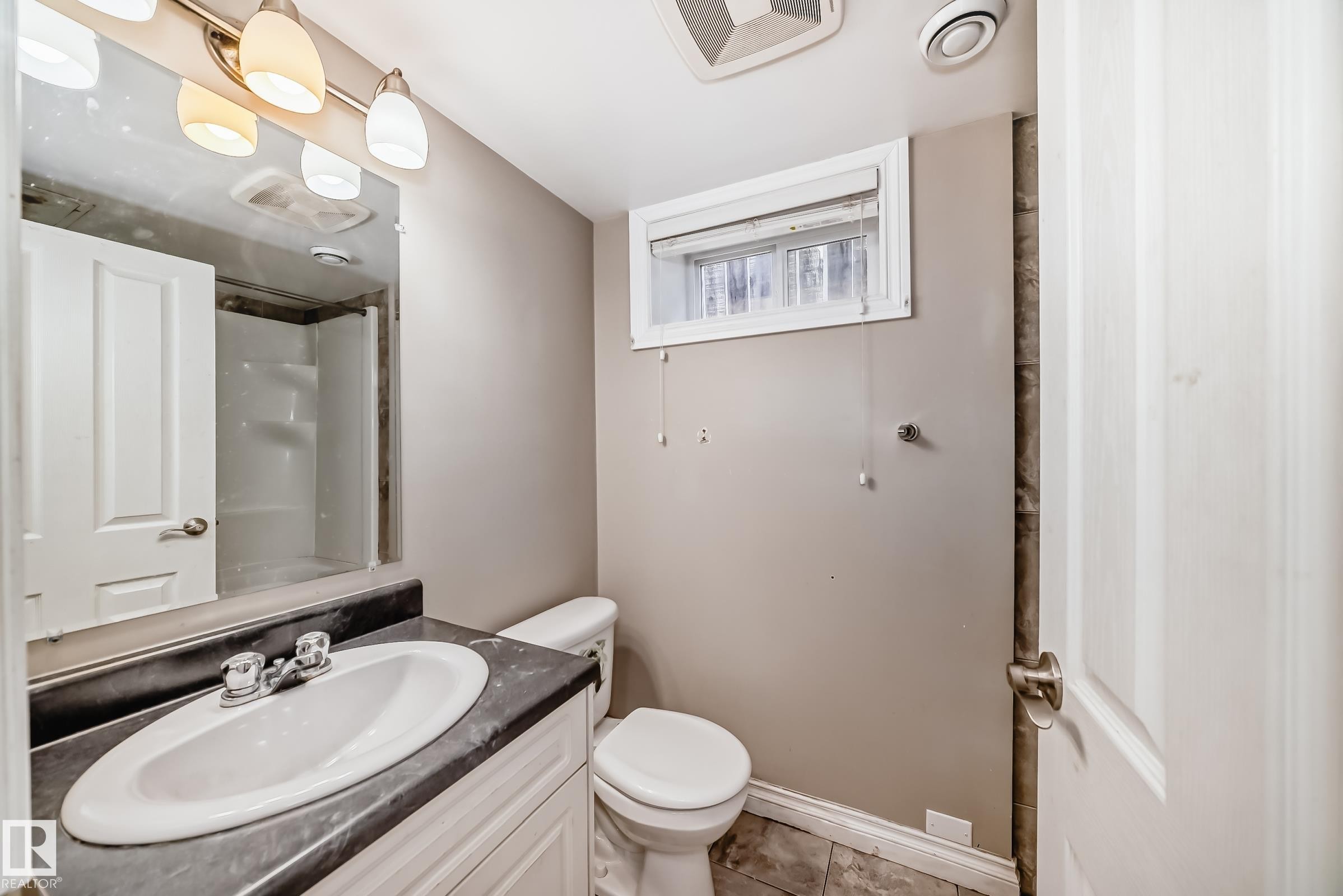 10837 65 Avenue, Edmonton, AB - Indoor Photo Showing Bathroom