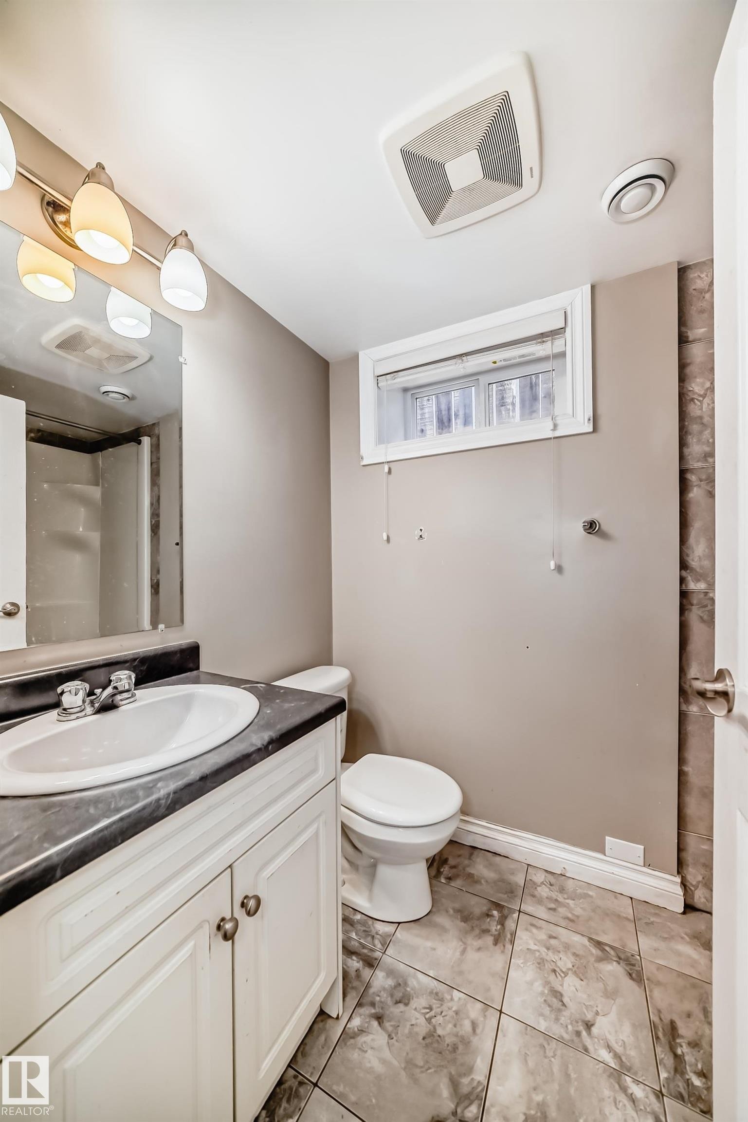 10837 65 Avenue, Edmonton, AB - Indoor Photo Showing Bathroom