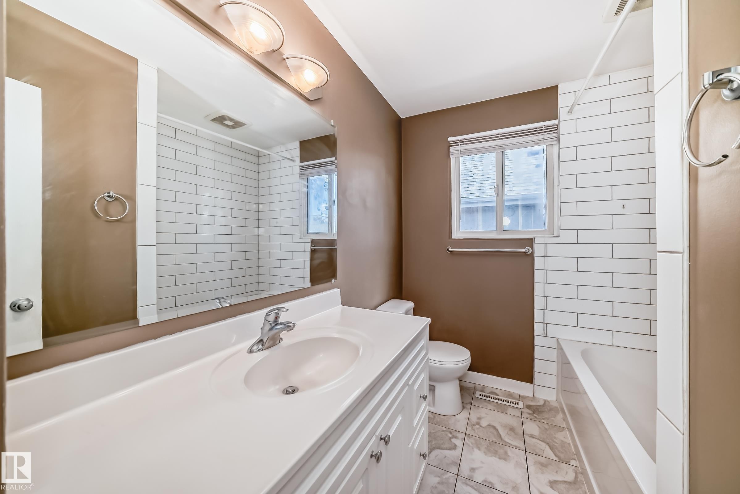 10837 65 Avenue, Edmonton, AB - Indoor Photo Showing Bathroom