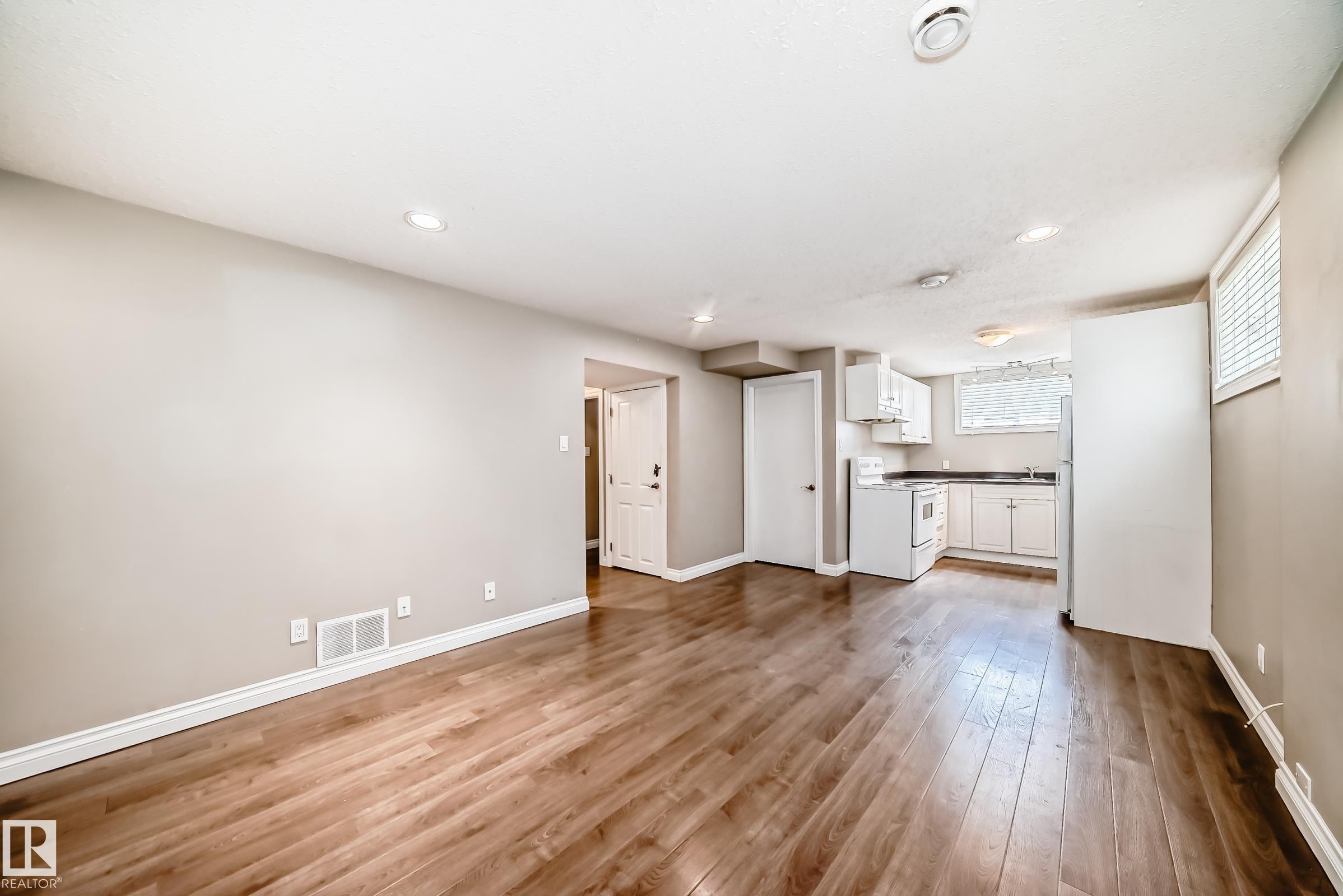 10837 65 Avenue, Edmonton, AB - Indoor
