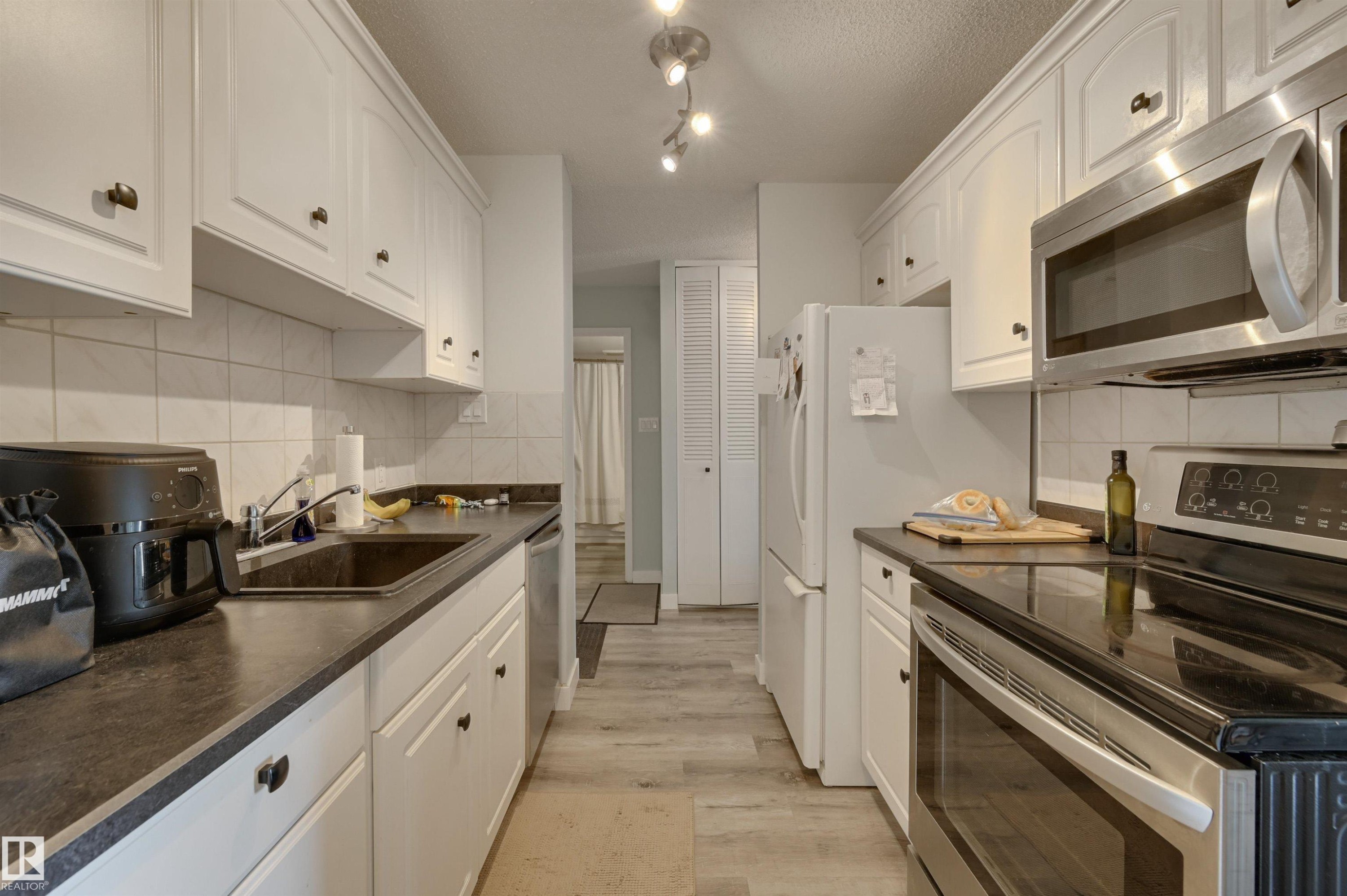 1204 12121 Jasper Avenue, Edmonton, AB - Indoor Photo Showing Kitchen