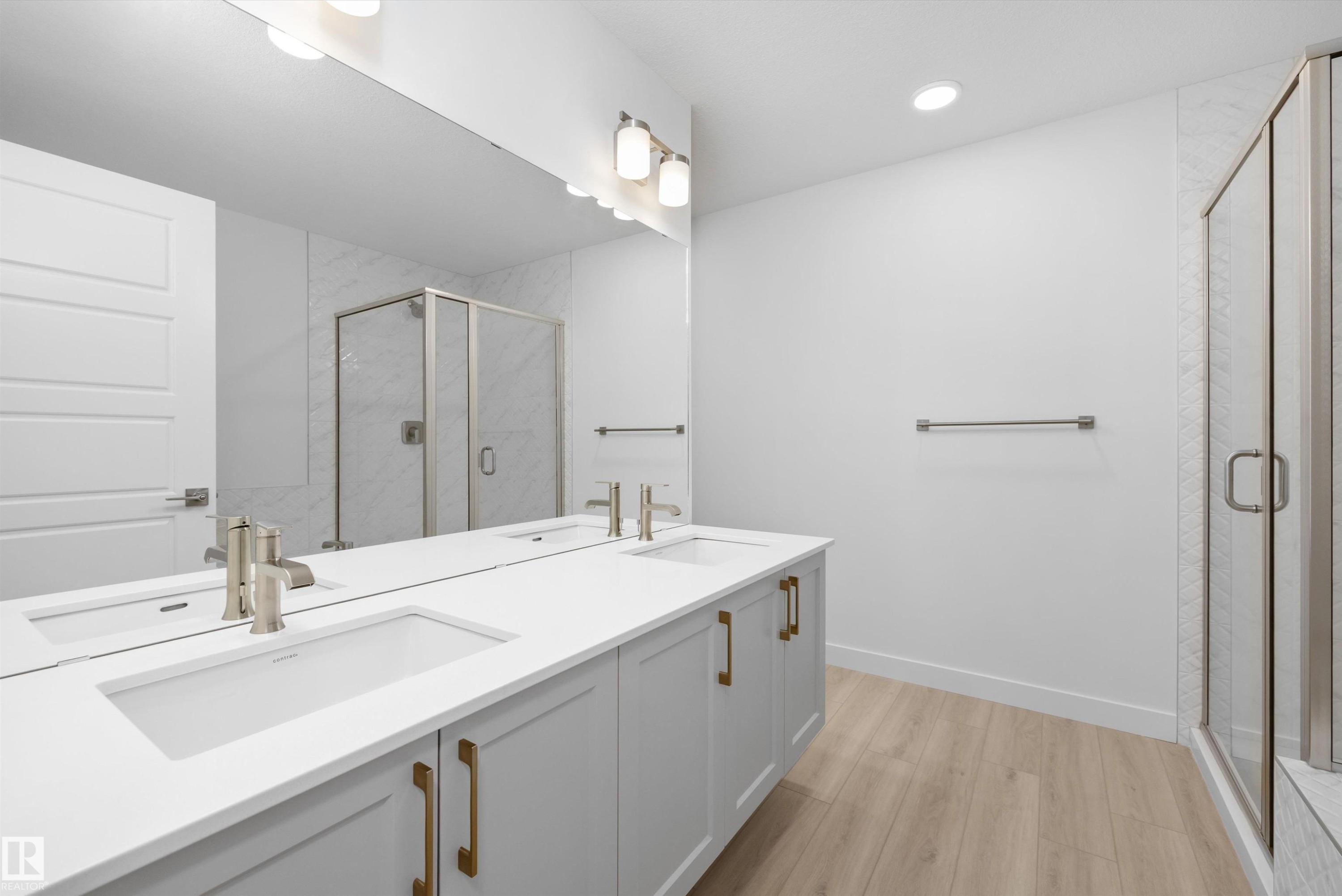 5011 Cawsey Link Sw, Edmonton, AB - Indoor Photo Showing Bathroom