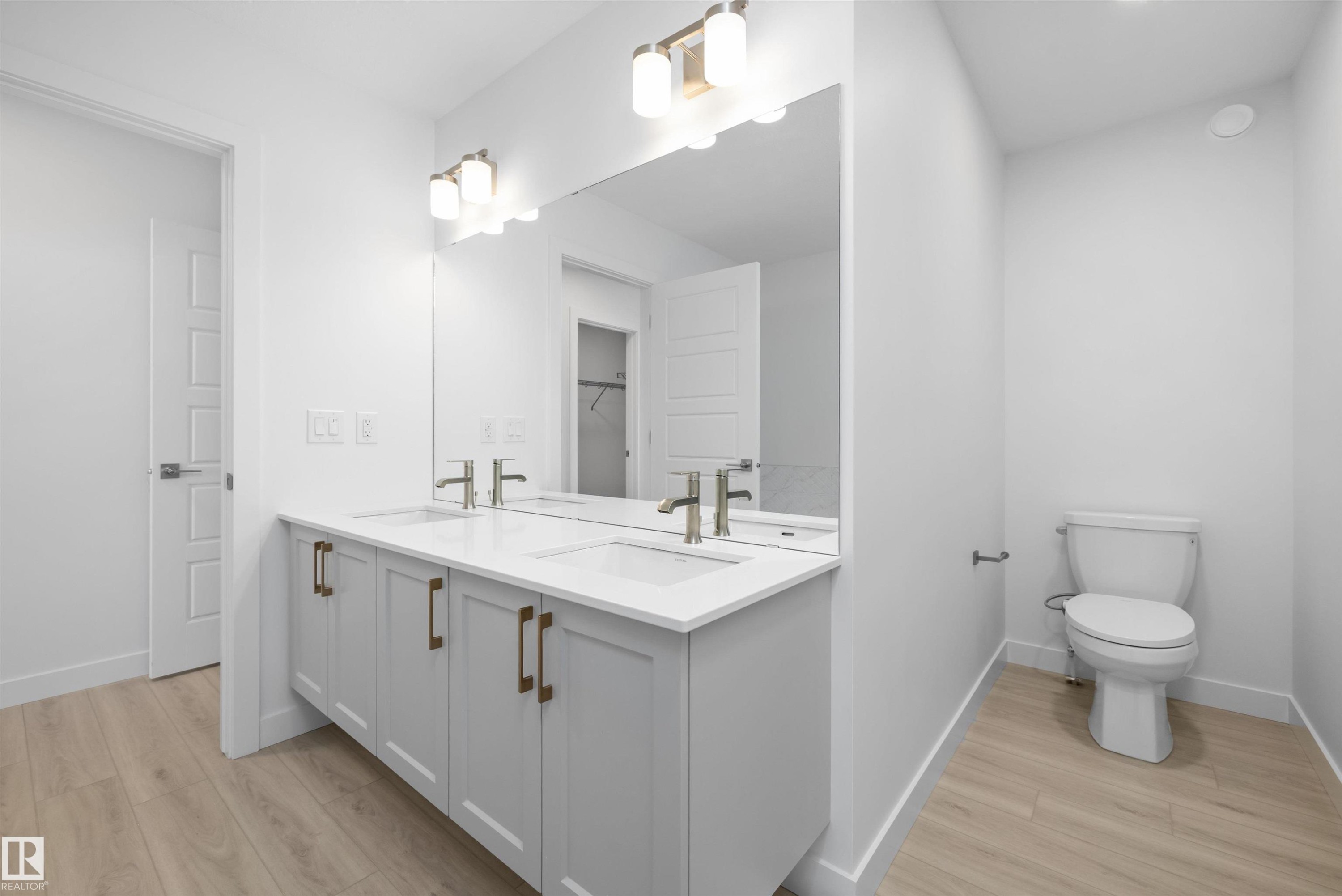 5011 Cawsey Link Sw, Edmonton, AB - Indoor Photo Showing Bathroom