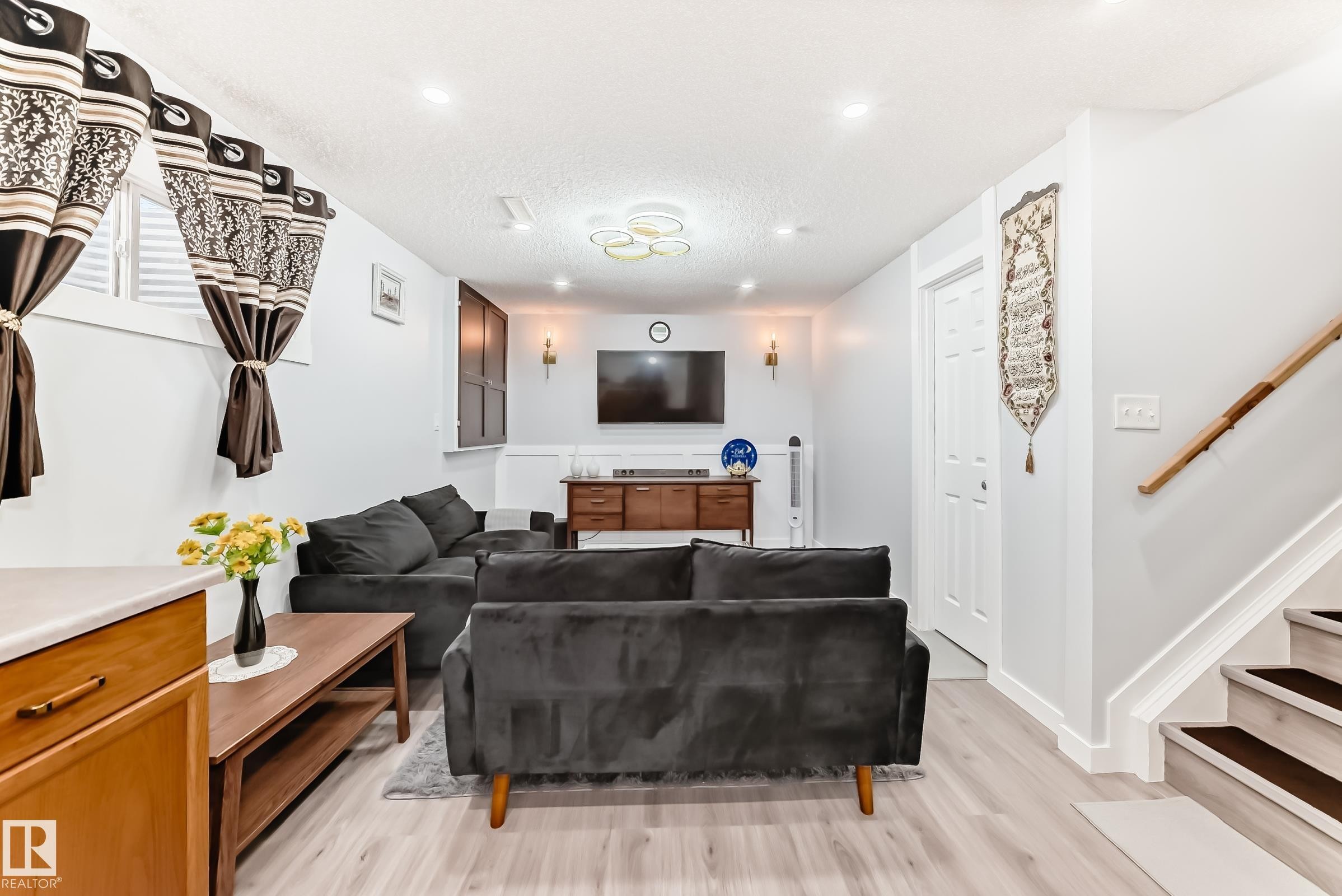 5920 Rue Eaglemont, Beaumont, AB - Indoor Photo Showing Living Room