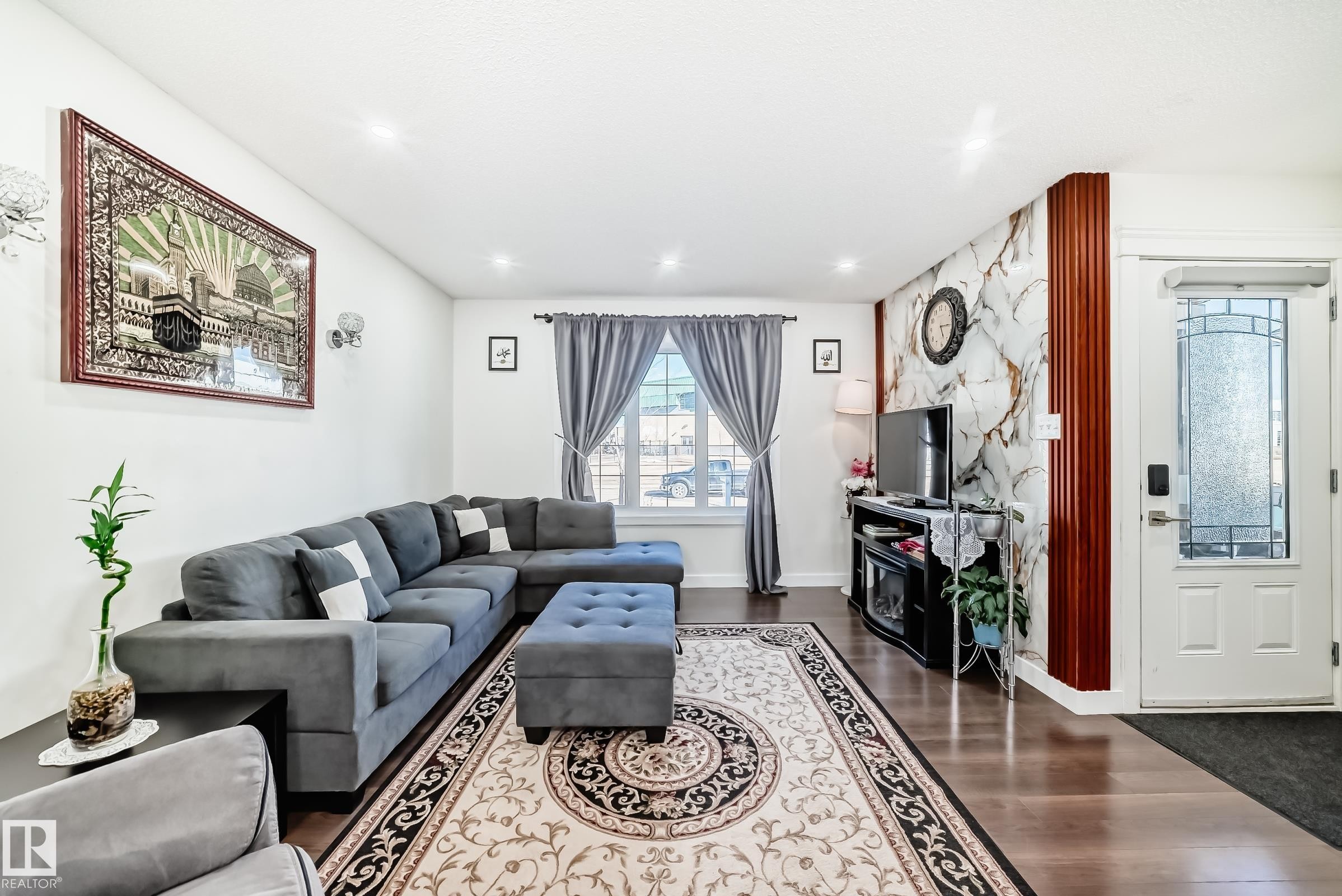 5920 Rue Eaglemont, Beaumont, AB - Indoor Photo Showing Living Room