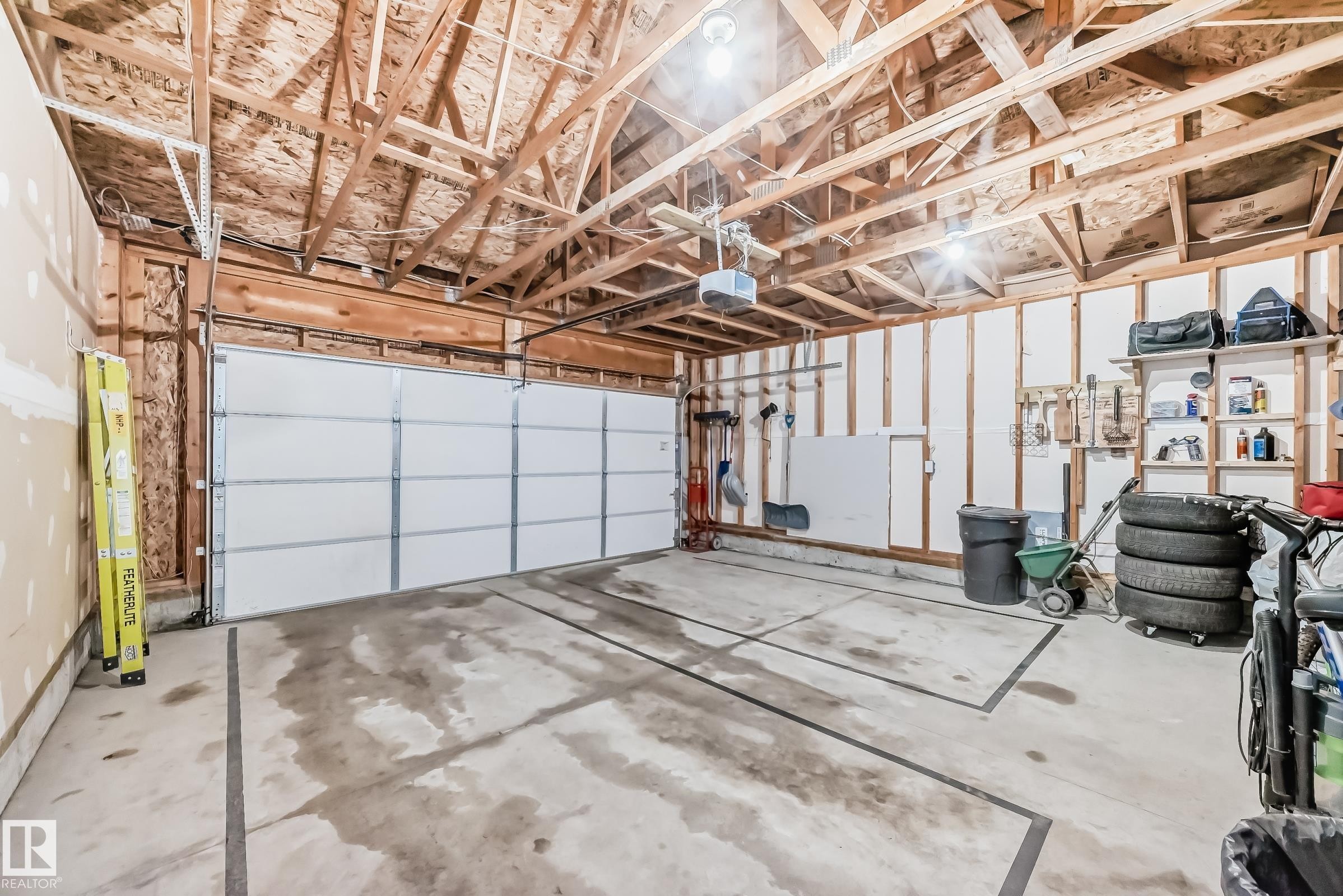 5920 Rue Eaglemont, Beaumont, AB - Indoor Photo Showing Garage