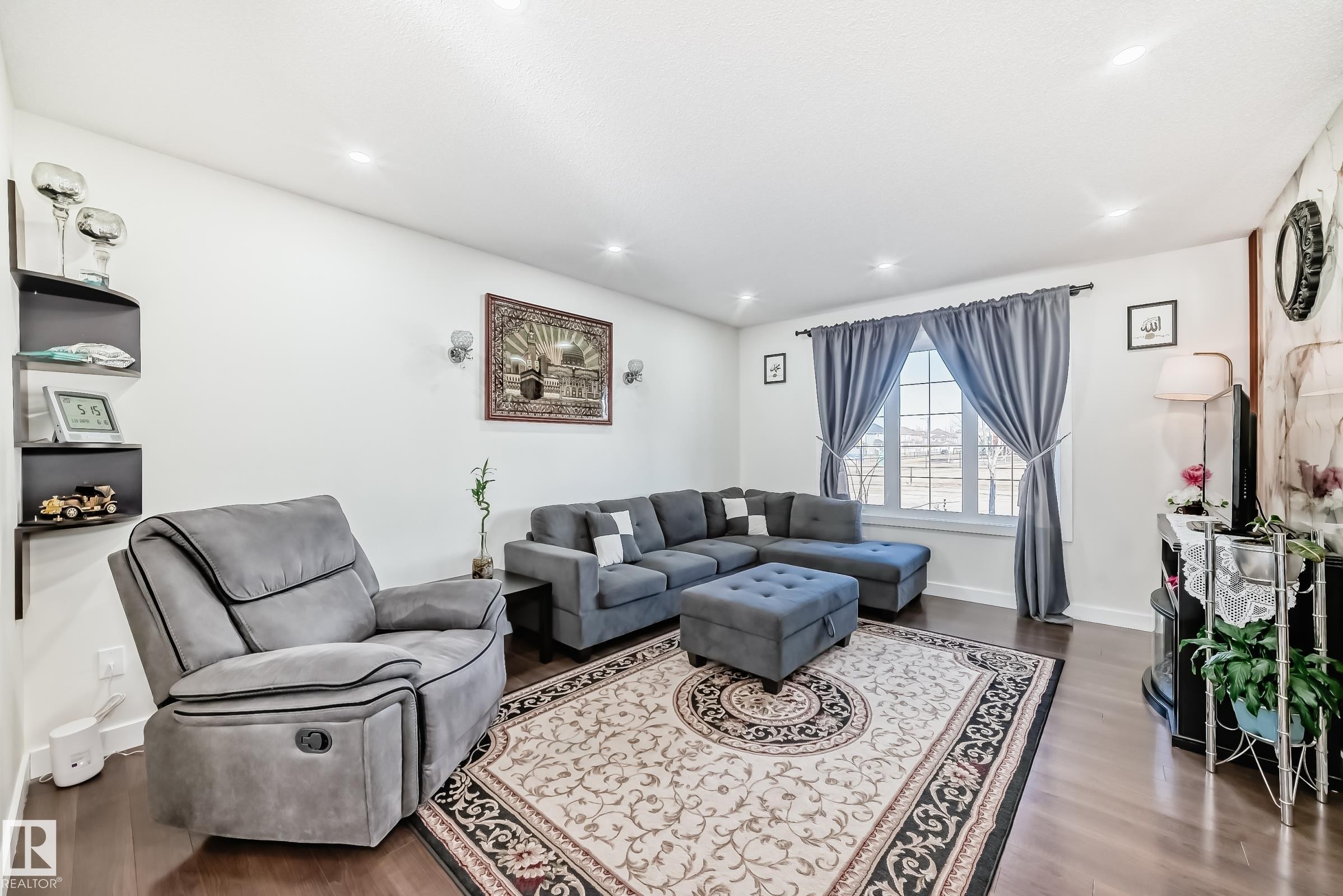 5920 Rue Eaglemont, Beaumont, AB - Indoor Photo Showing Living Room