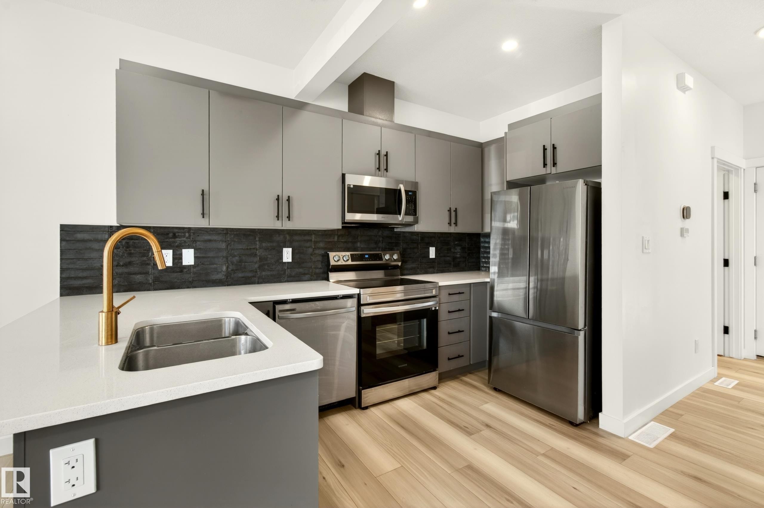Unit 9 1910 Collip View, Edmonton, AB - Indoor Photo Showing Kitchen With Double Sink With Upgraded Kitchen