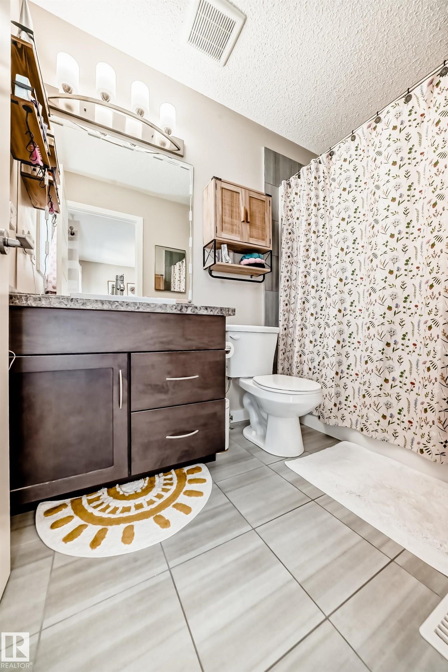 3346 15A Avenue, Edmonton, AB - Indoor Photo Showing Bathroom