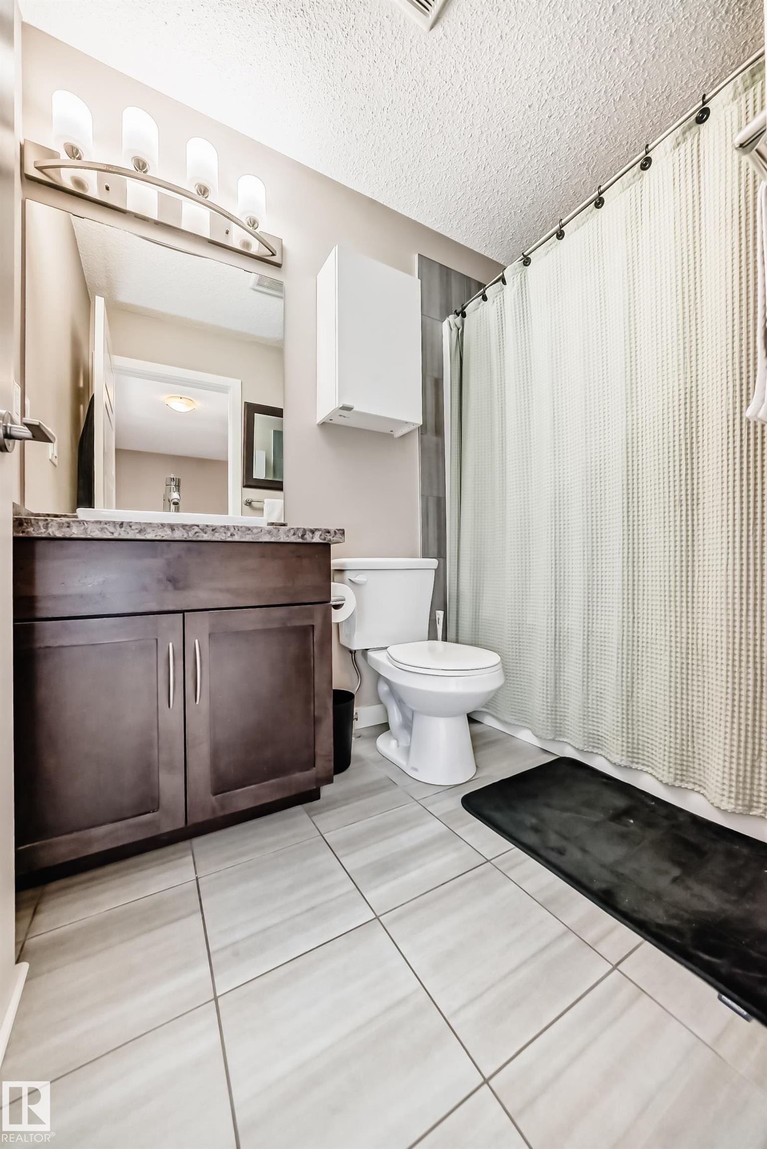 3346 15A Avenue, Edmonton, AB - Indoor Photo Showing Bathroom
