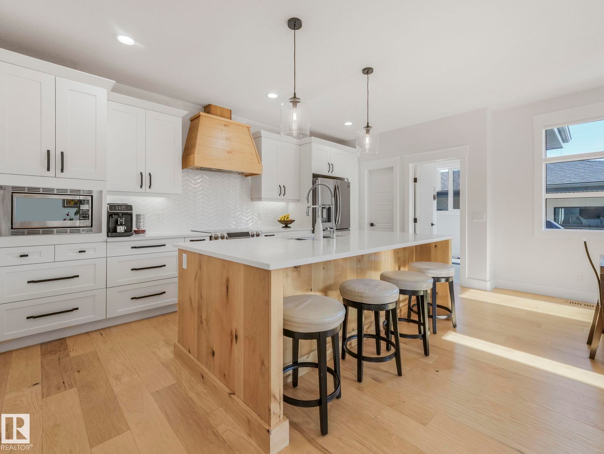 7215 May Road, Edmonton, AB - Indoor Photo Showing Kitchen With Upgraded Kitchen