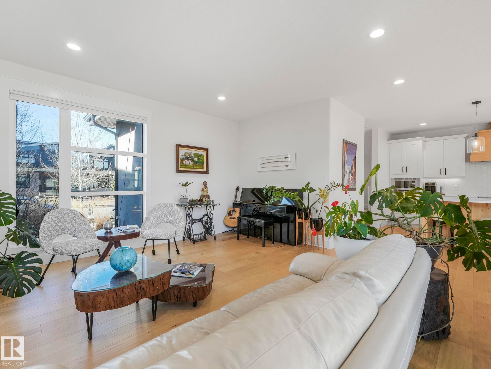 7215 May Road, Edmonton, AB - Indoor Photo Showing Living Room