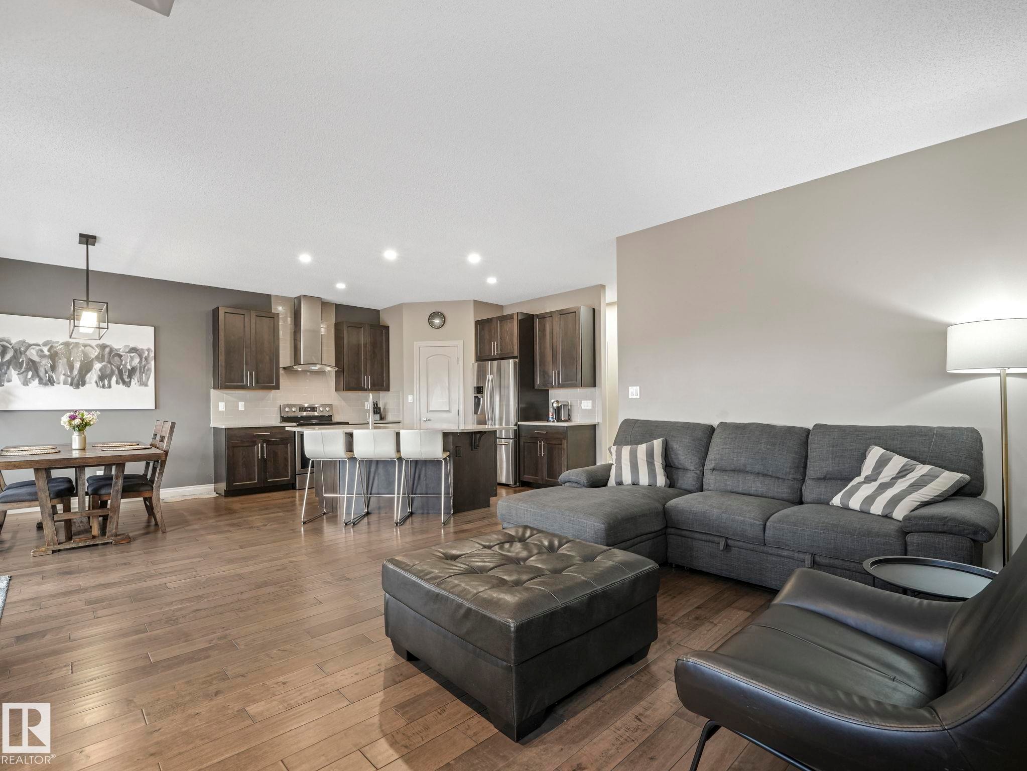 16412 12 Avenue, Edmonton, AB - Indoor Photo Showing Living Room
