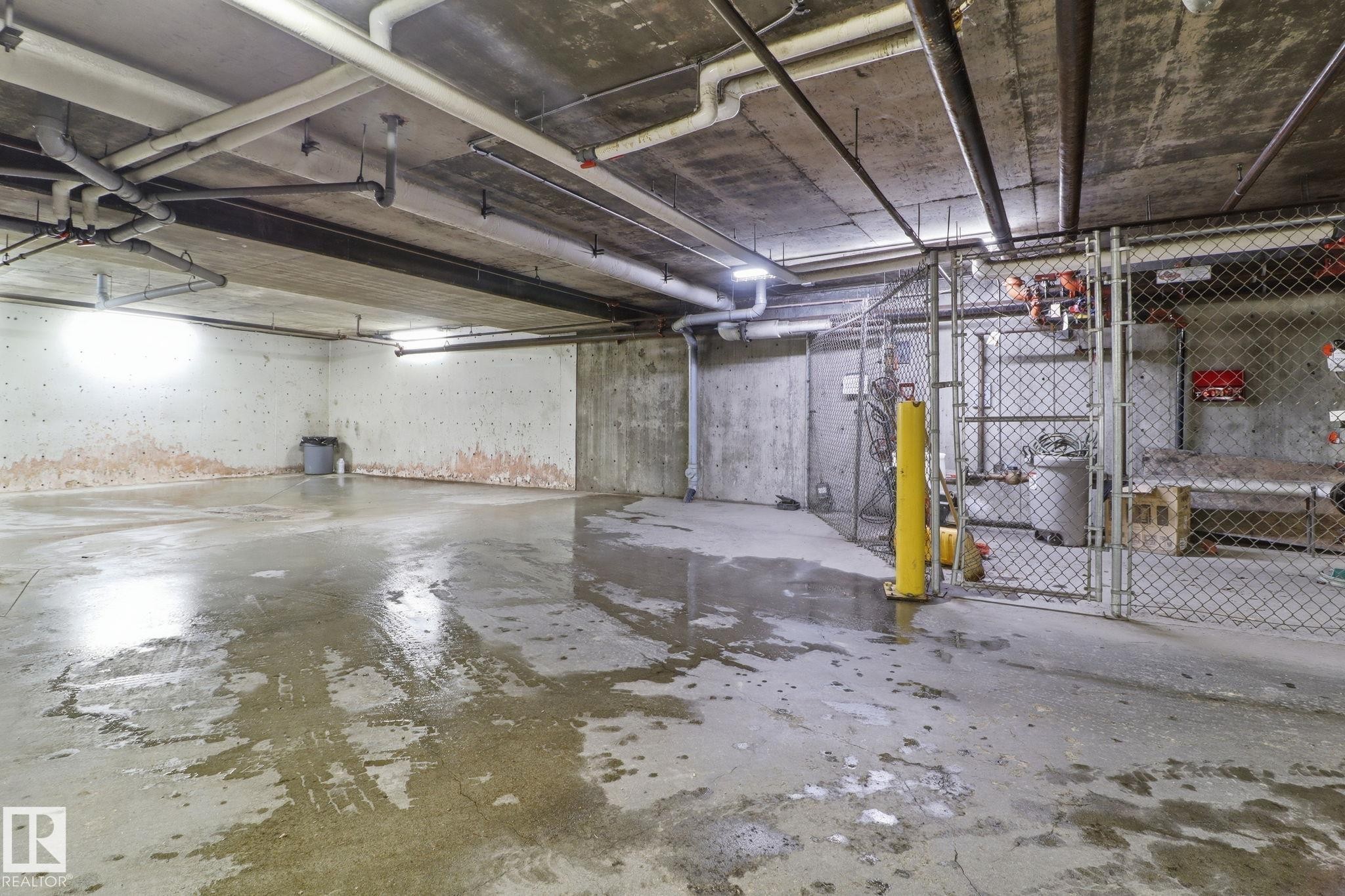 324 2503 Hanna Crescent, Edmonton, AB - Indoor Photo Showing Garage