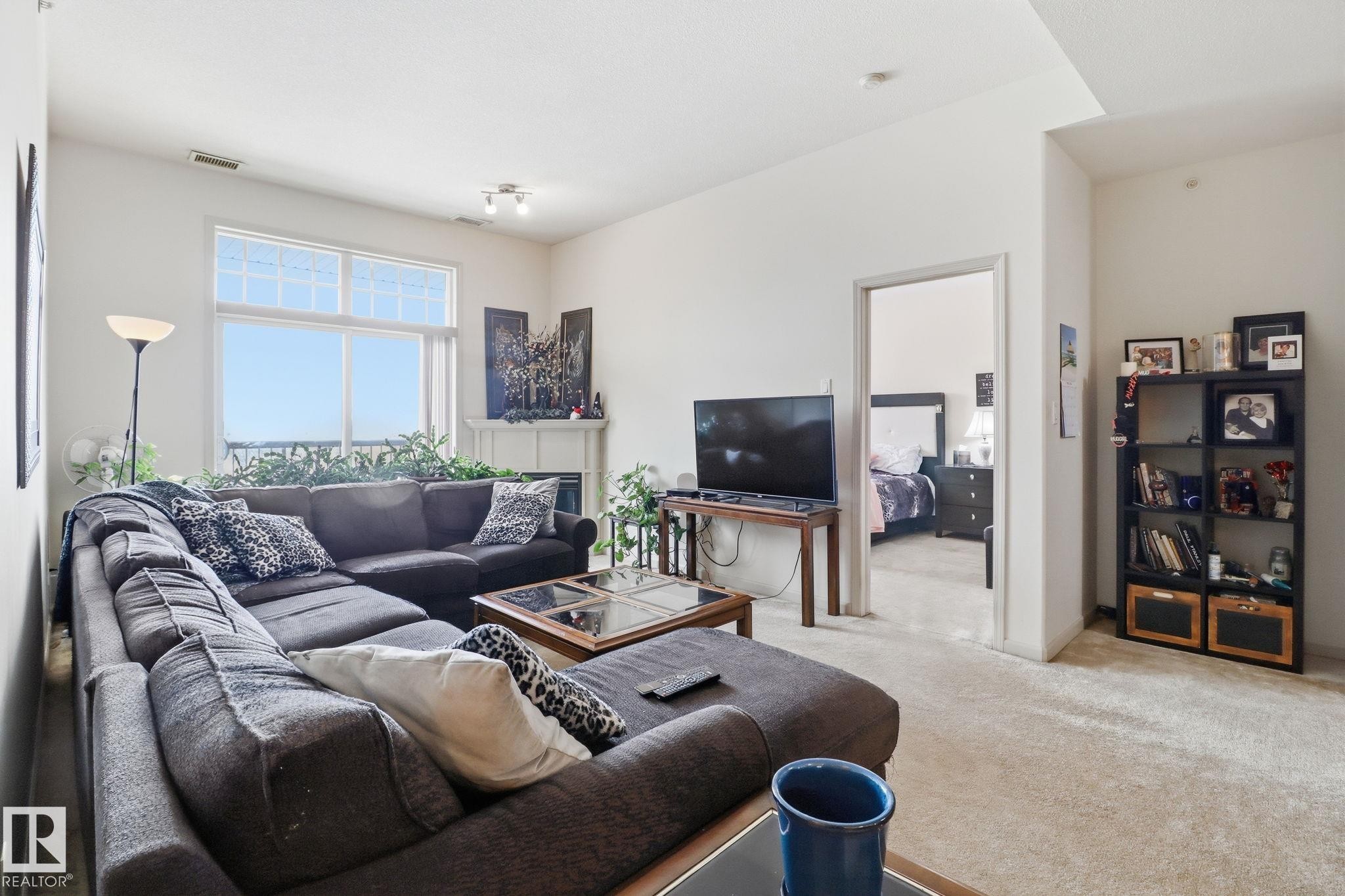 324 2503 Hanna Crescent, Edmonton, AB - Indoor Photo Showing Living Room