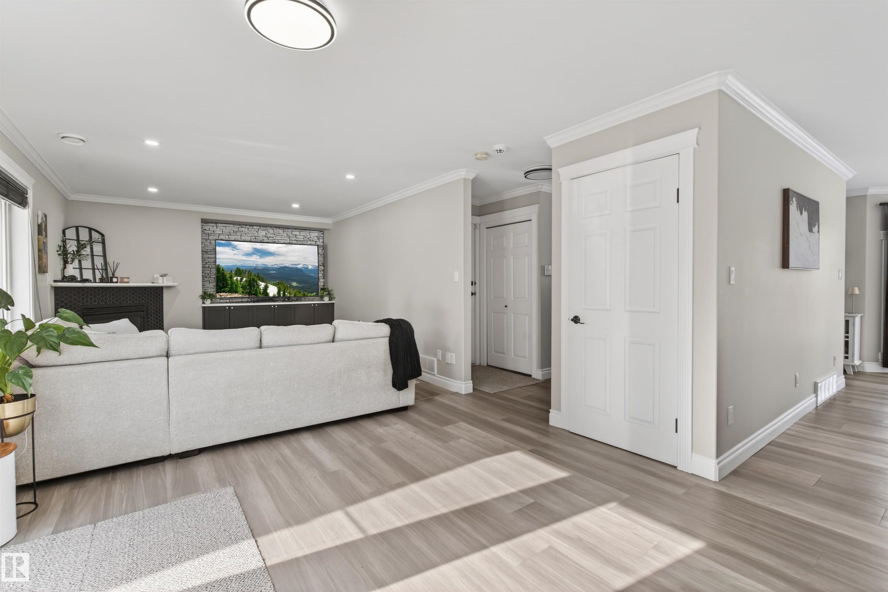 807 Beach Avenue, Cold Lake, AB - Indoor Photo Showing Living Room