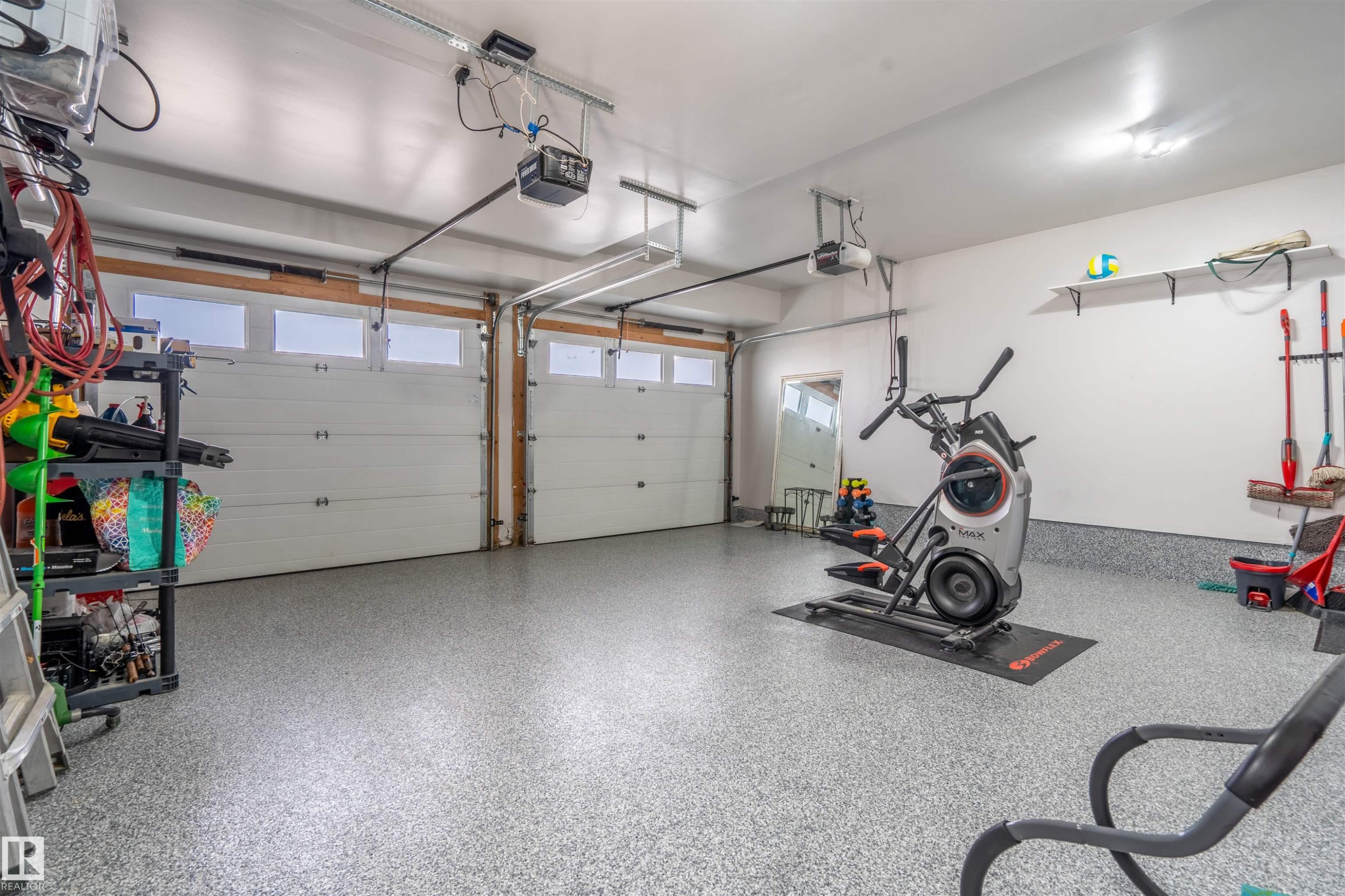 807 Beach Avenue, Cold Lake, AB - Indoor Photo Showing Garage