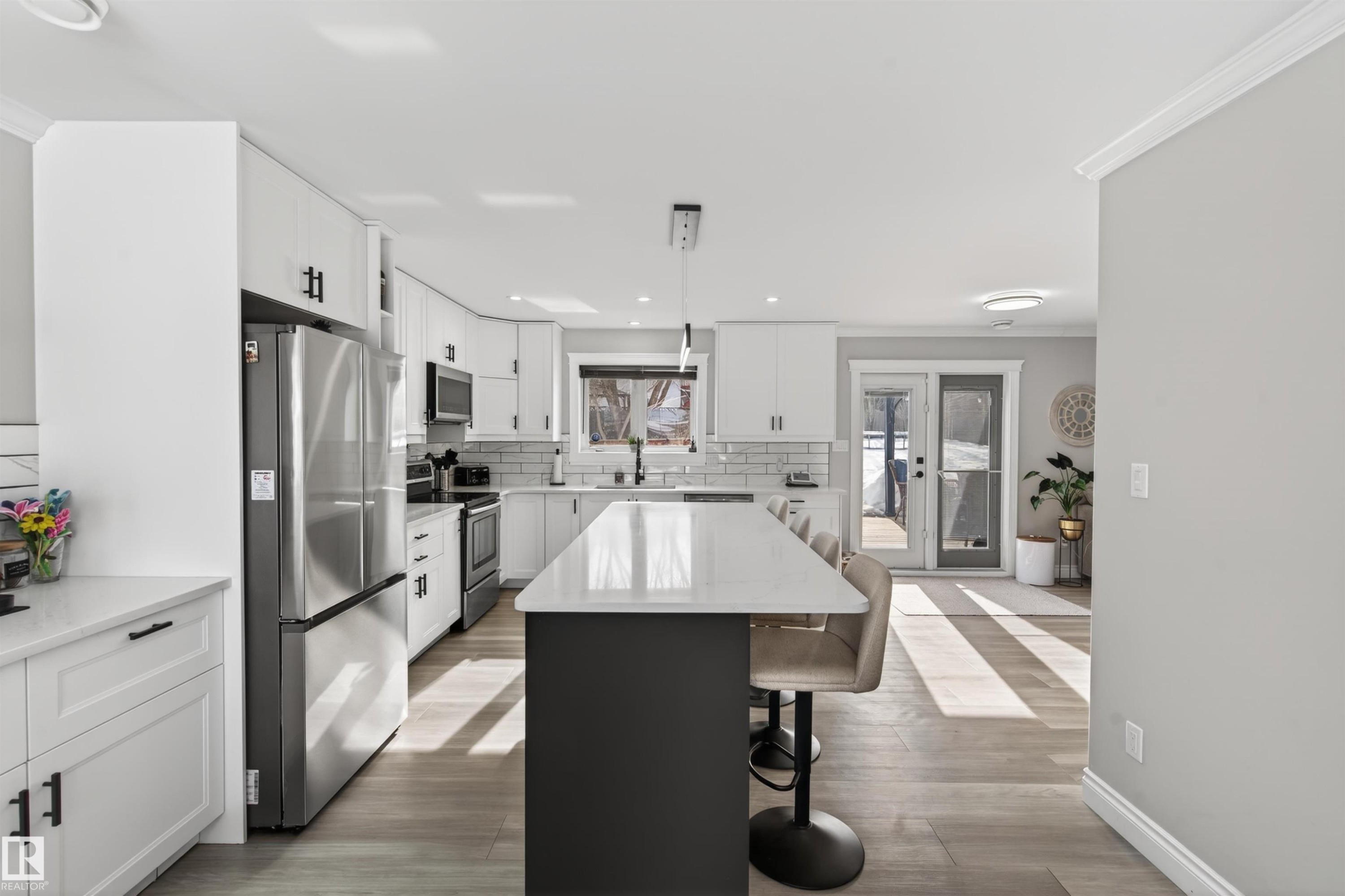 807 Beach Avenue, Cold Lake, AB - Indoor Photo Showing Kitchen With Upgraded Kitchen