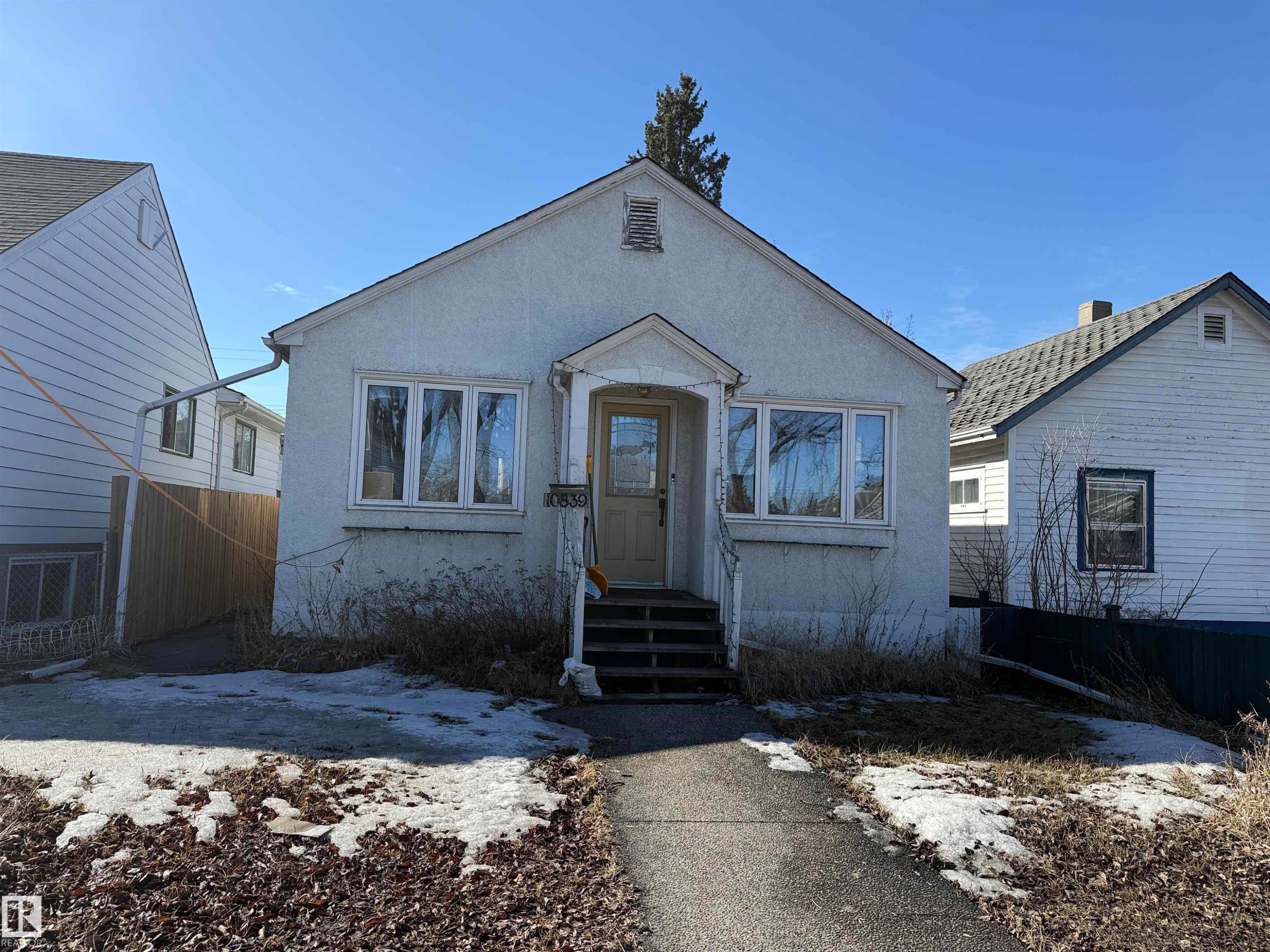 Charming single-story property featuring a front entrance with steps and a visible house number - 10839 73 Avenue, Edmonton, AB - Outdoor