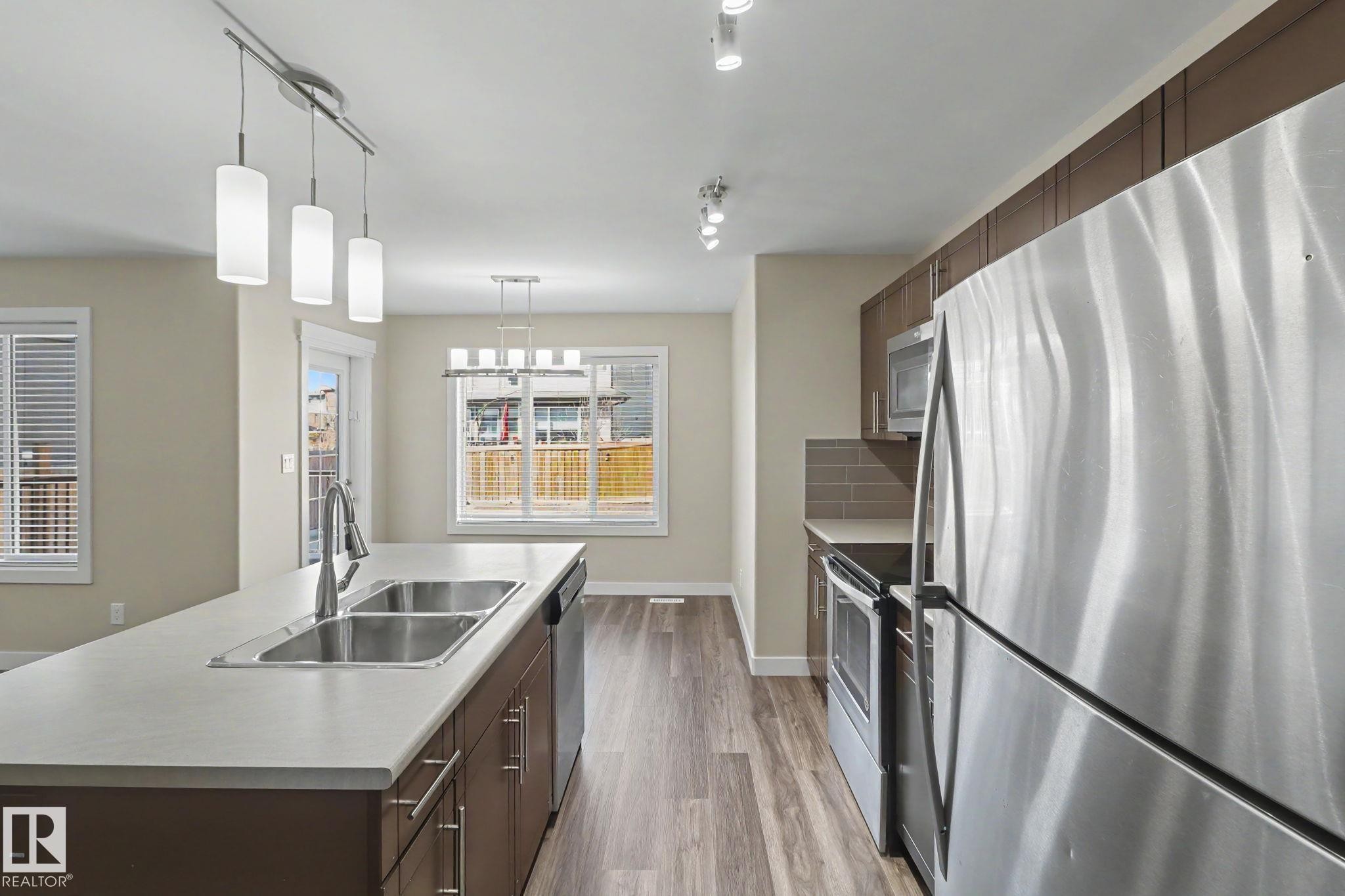 2547 Amerongen Crescent, Edmonton, AB - Indoor Photo Showing Kitchen With Double Sink With Upgraded Kitchen
