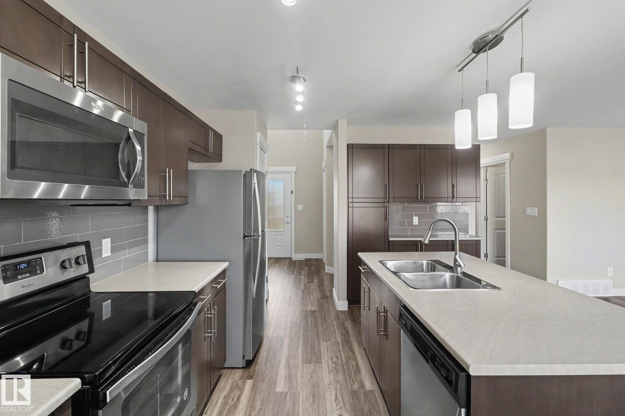 2547 Amerongen Crescent, Edmonton, AB - Indoor Photo Showing Kitchen With Double Sink With Upgraded Kitchen