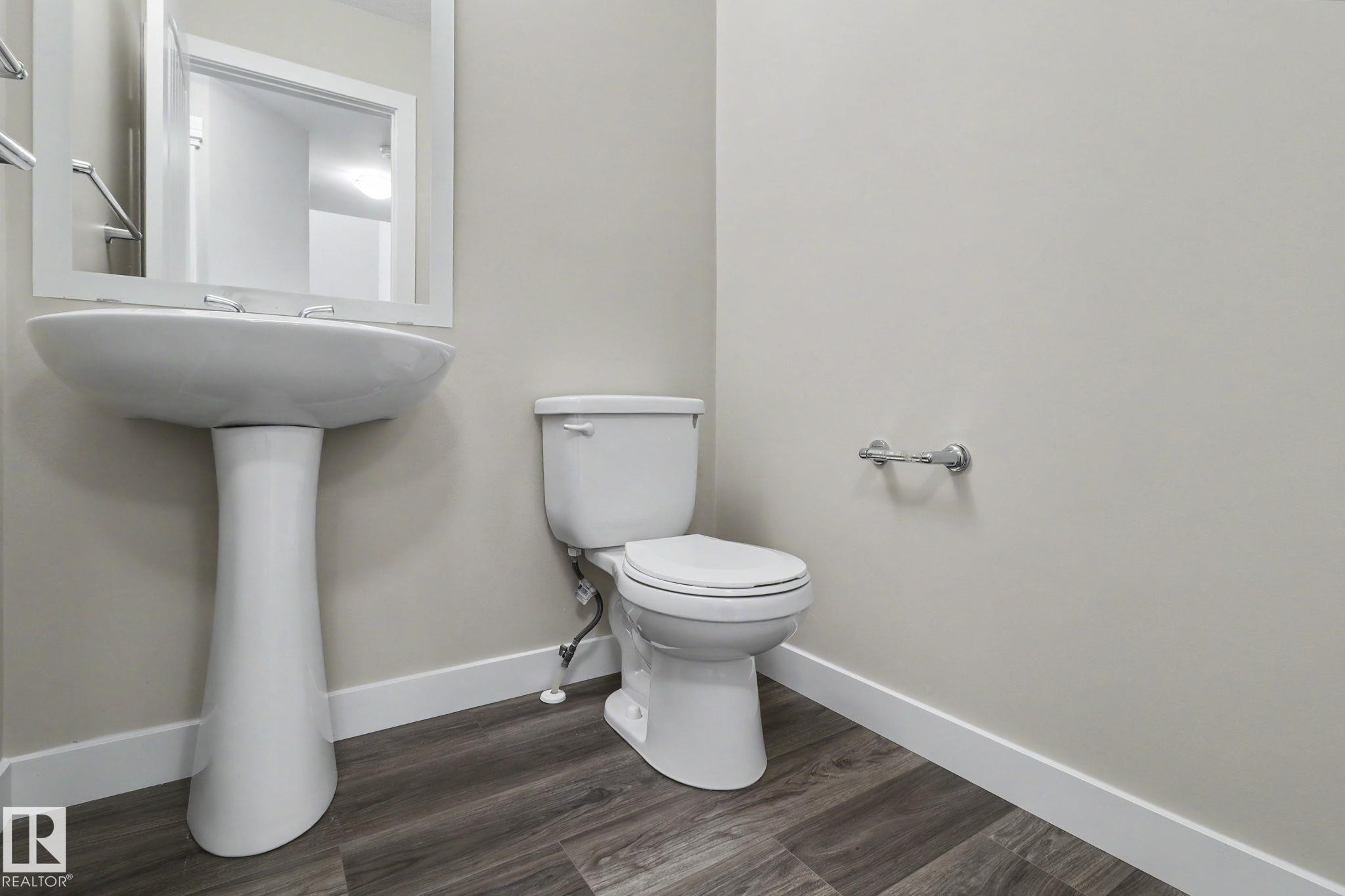 2547 Amerongen Crescent, Edmonton, AB - Indoor Photo Showing Bathroom