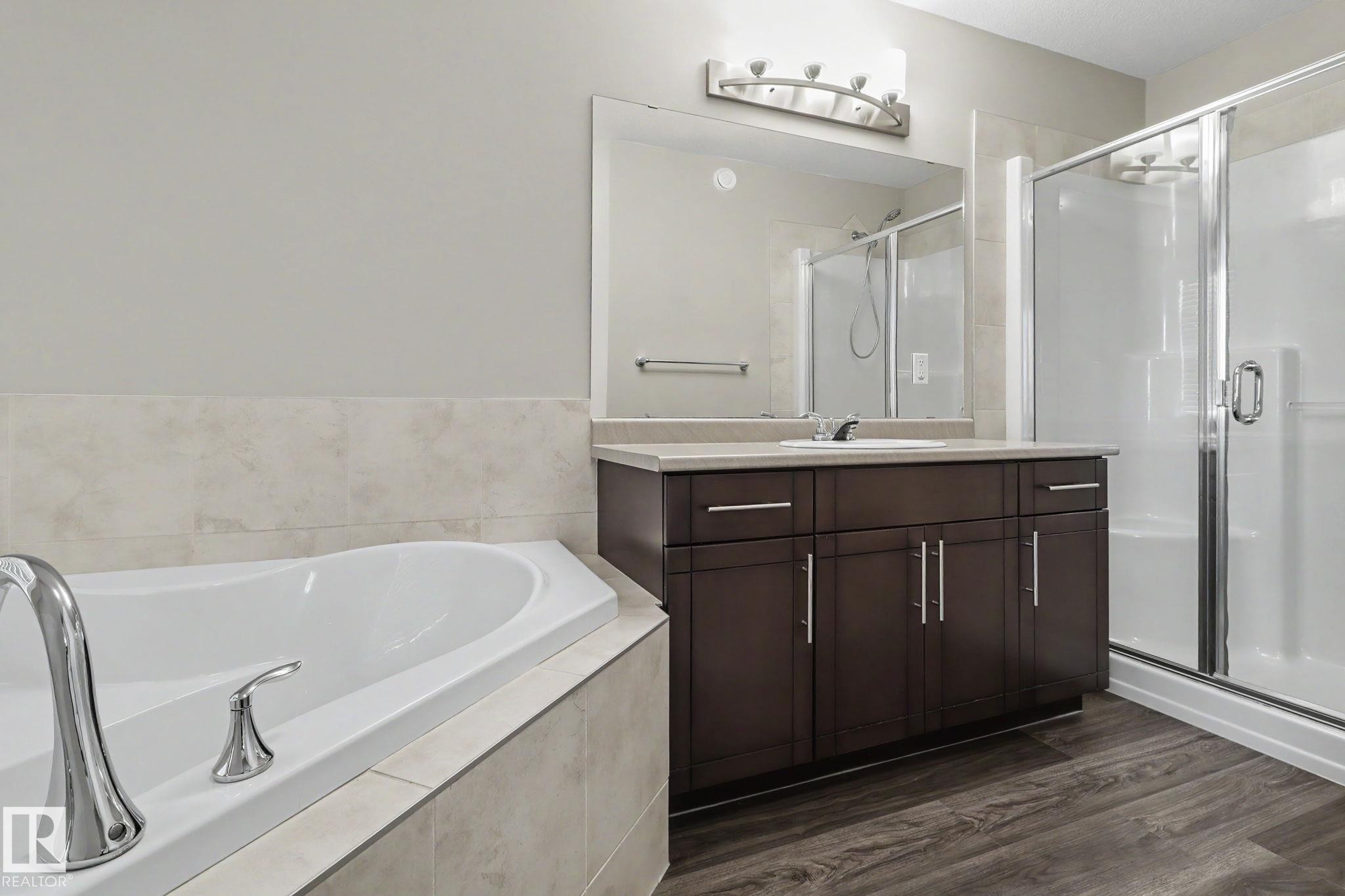 2547 Amerongen Crescent, Edmonton, AB - Indoor Photo Showing Bathroom