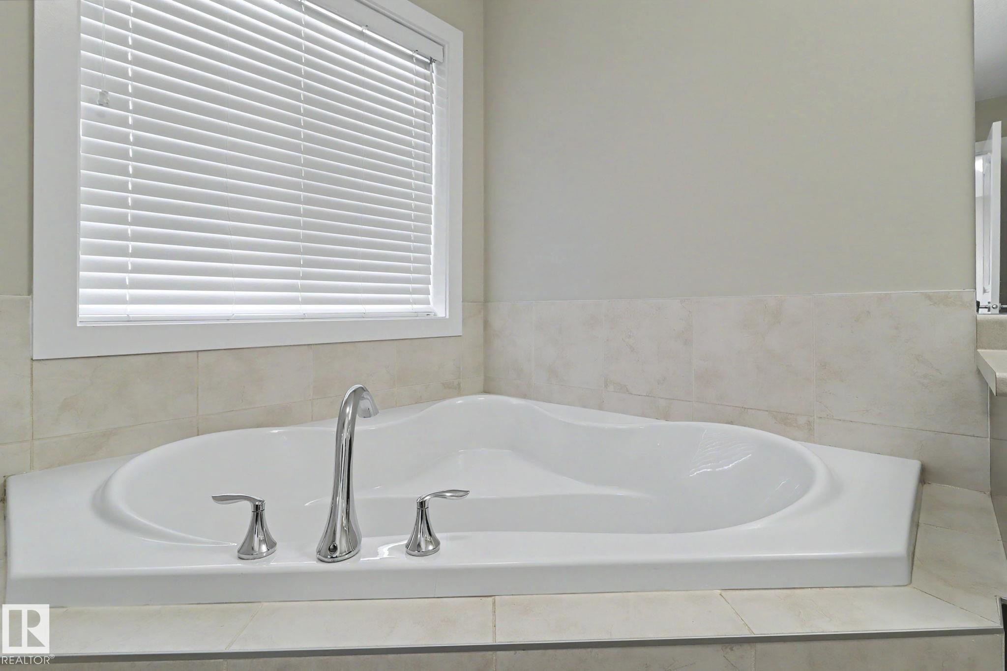 2547 Amerongen Crescent, Edmonton, AB - Indoor Photo Showing Bathroom