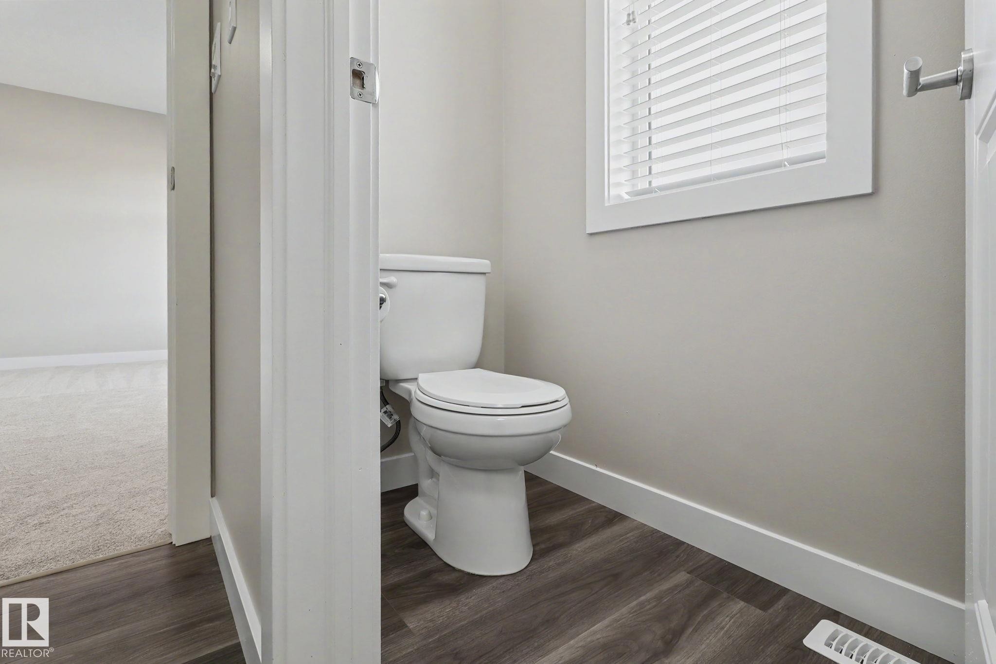 2547 Amerongen Crescent, Edmonton, AB - Indoor Photo Showing Bathroom