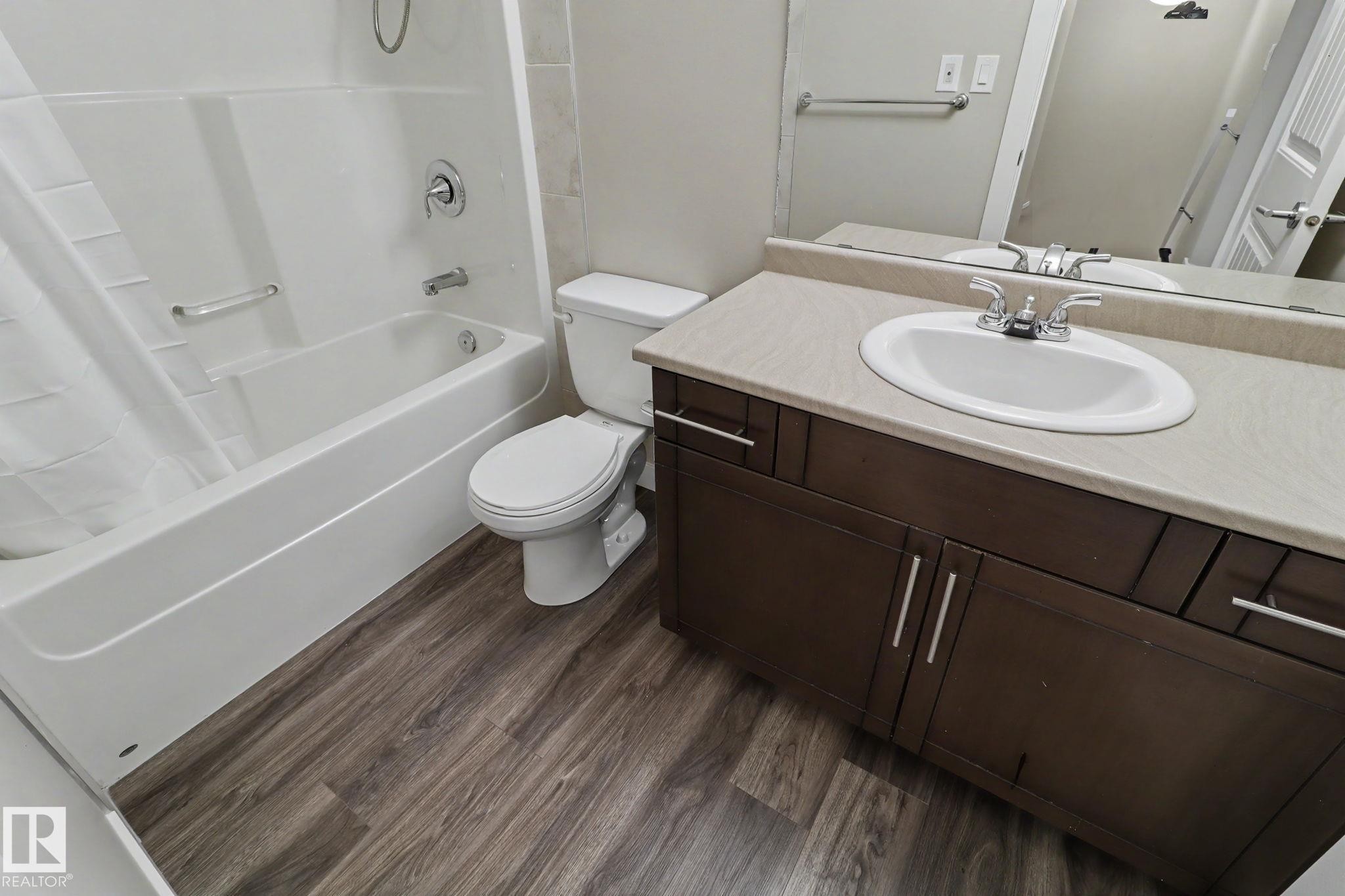 2547 Amerongen Crescent, Edmonton, AB - Indoor Photo Showing Bathroom