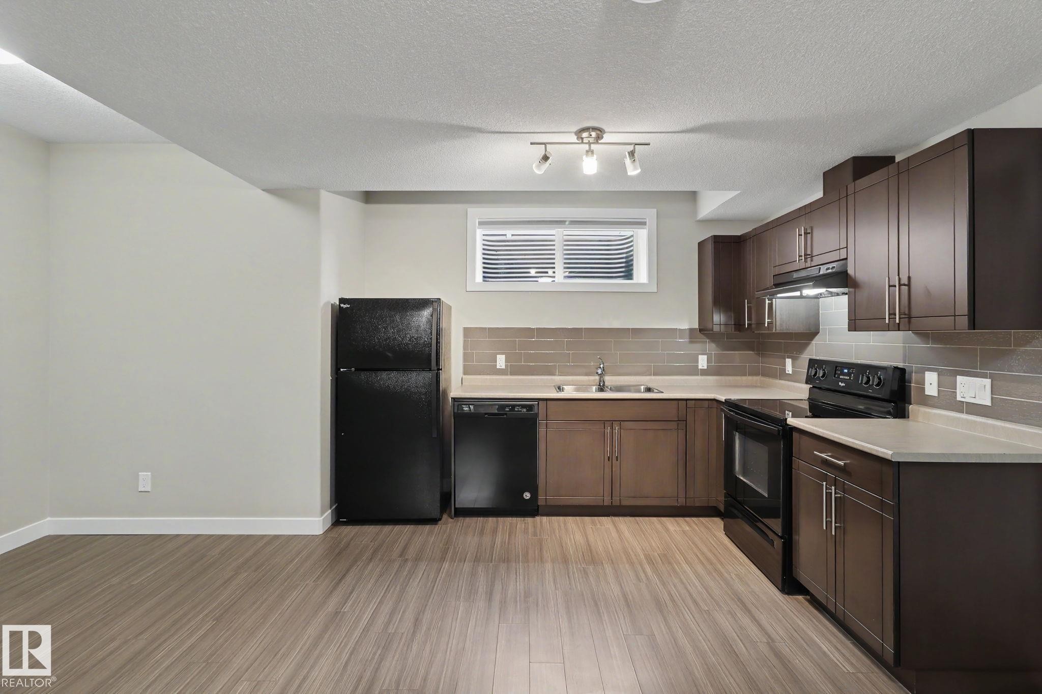 2547 Amerongen Crescent, Edmonton, AB - Indoor Photo Showing Kitchen With Double Sink