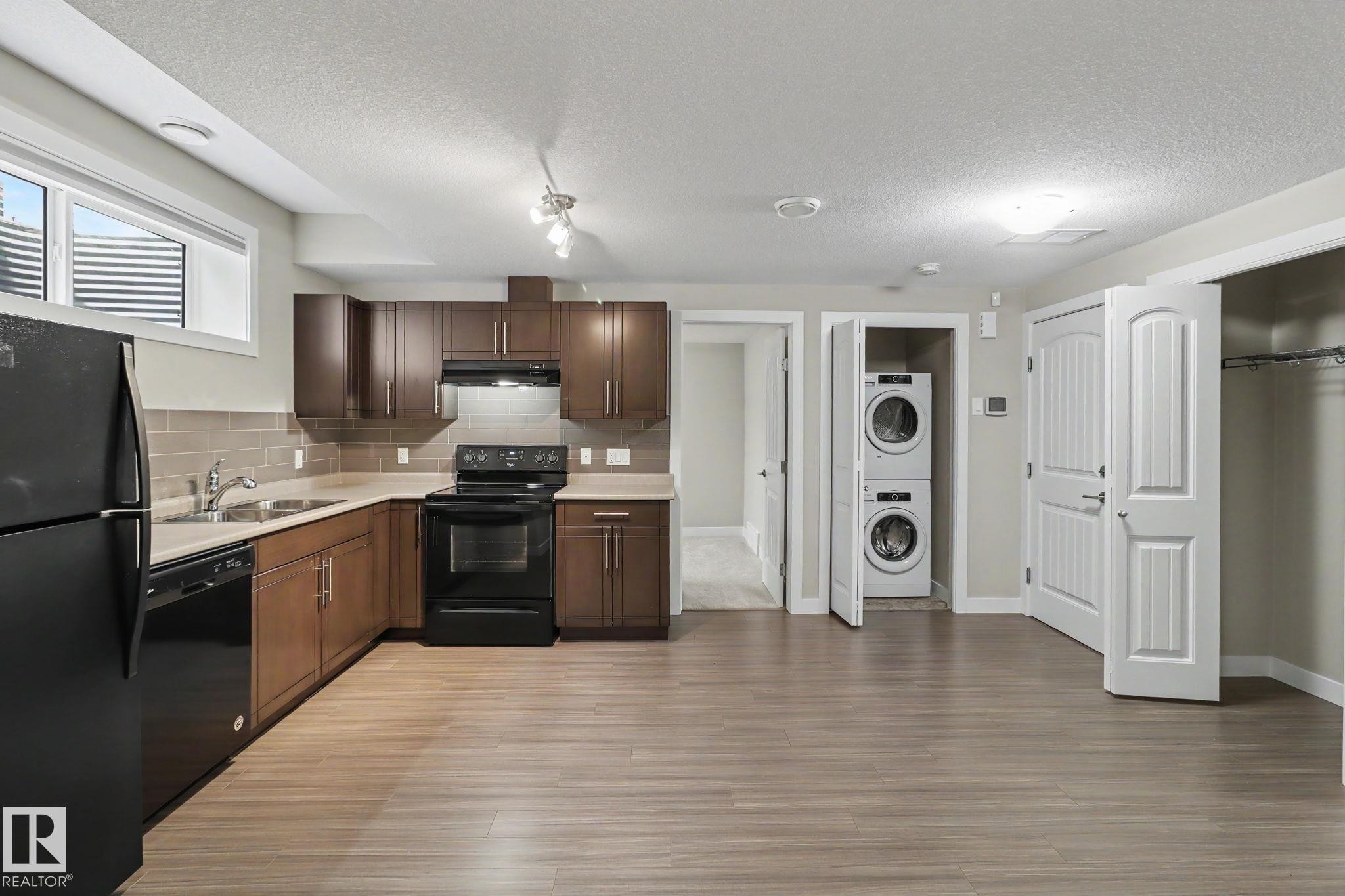 2547 Amerongen Crescent, Edmonton, AB - Indoor Photo Showing Kitchen With Double Sink