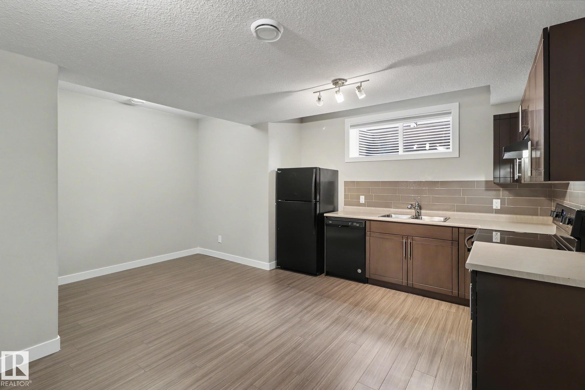 2547 Amerongen Crescent, Edmonton, AB - Indoor Photo Showing Kitchen With Double Sink