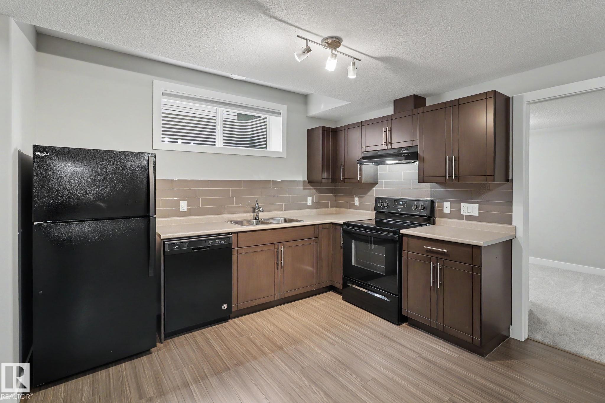 2547 Amerongen Crescent, Edmonton, AB - Indoor Photo Showing Kitchen With Double Sink