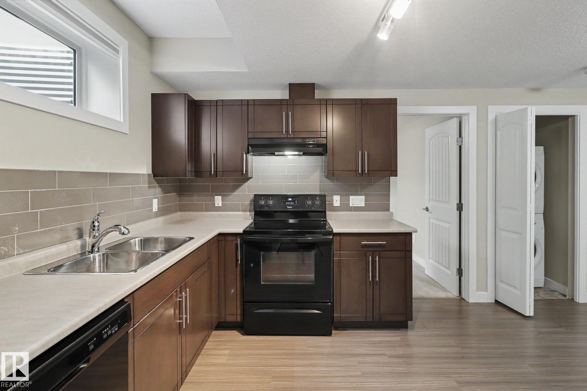 2547 Amerongen Crescent, Edmonton, AB - Indoor Photo Showing Kitchen With Double Sink
