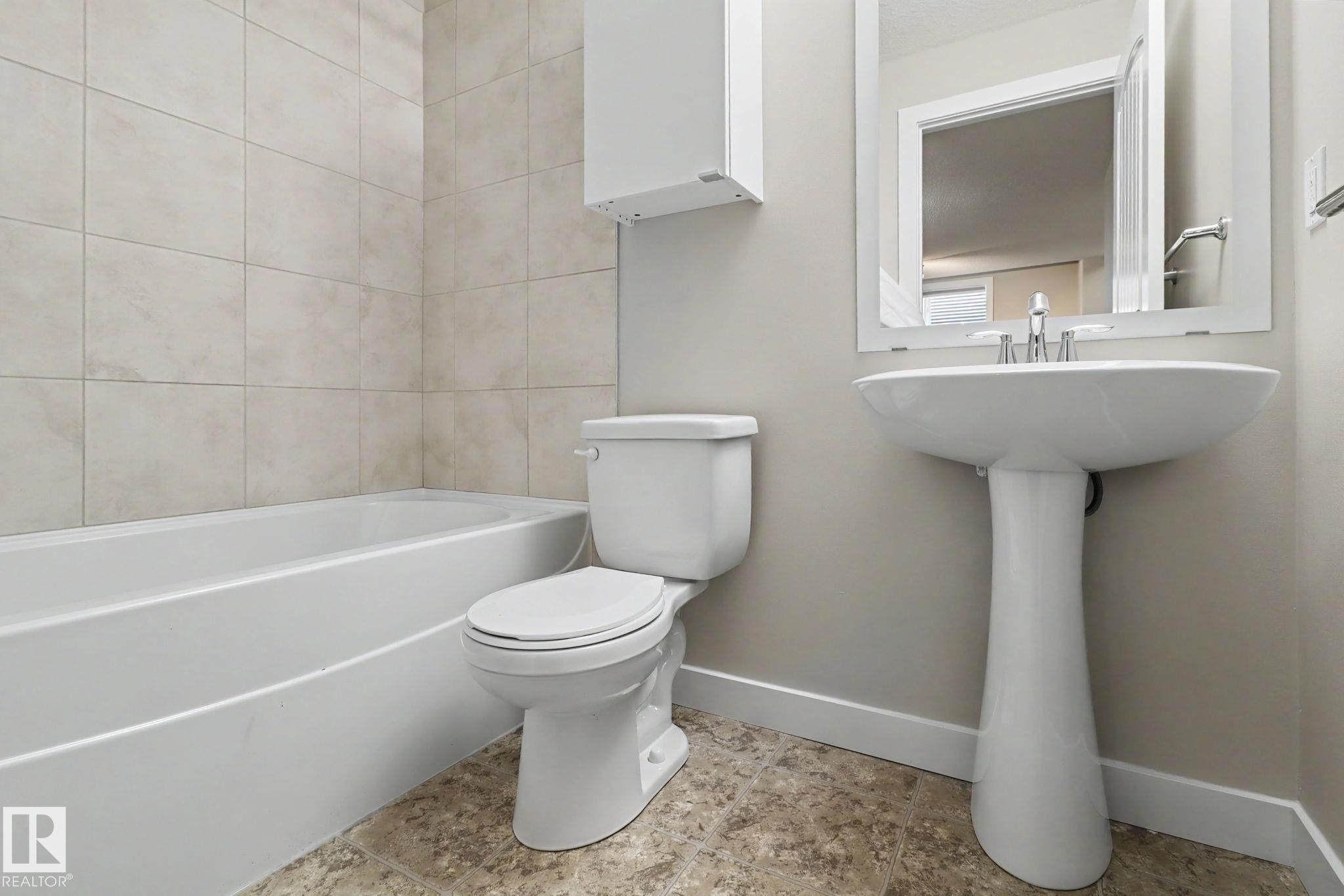 2547 Amerongen Crescent, Edmonton, AB - Indoor Photo Showing Bathroom