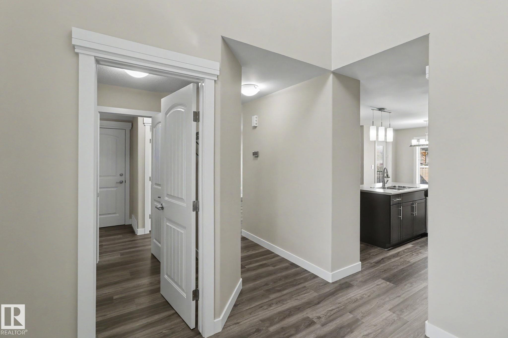 2547 Amerongen Crescent, Edmonton, AB - Indoor Photo Showing Other Room