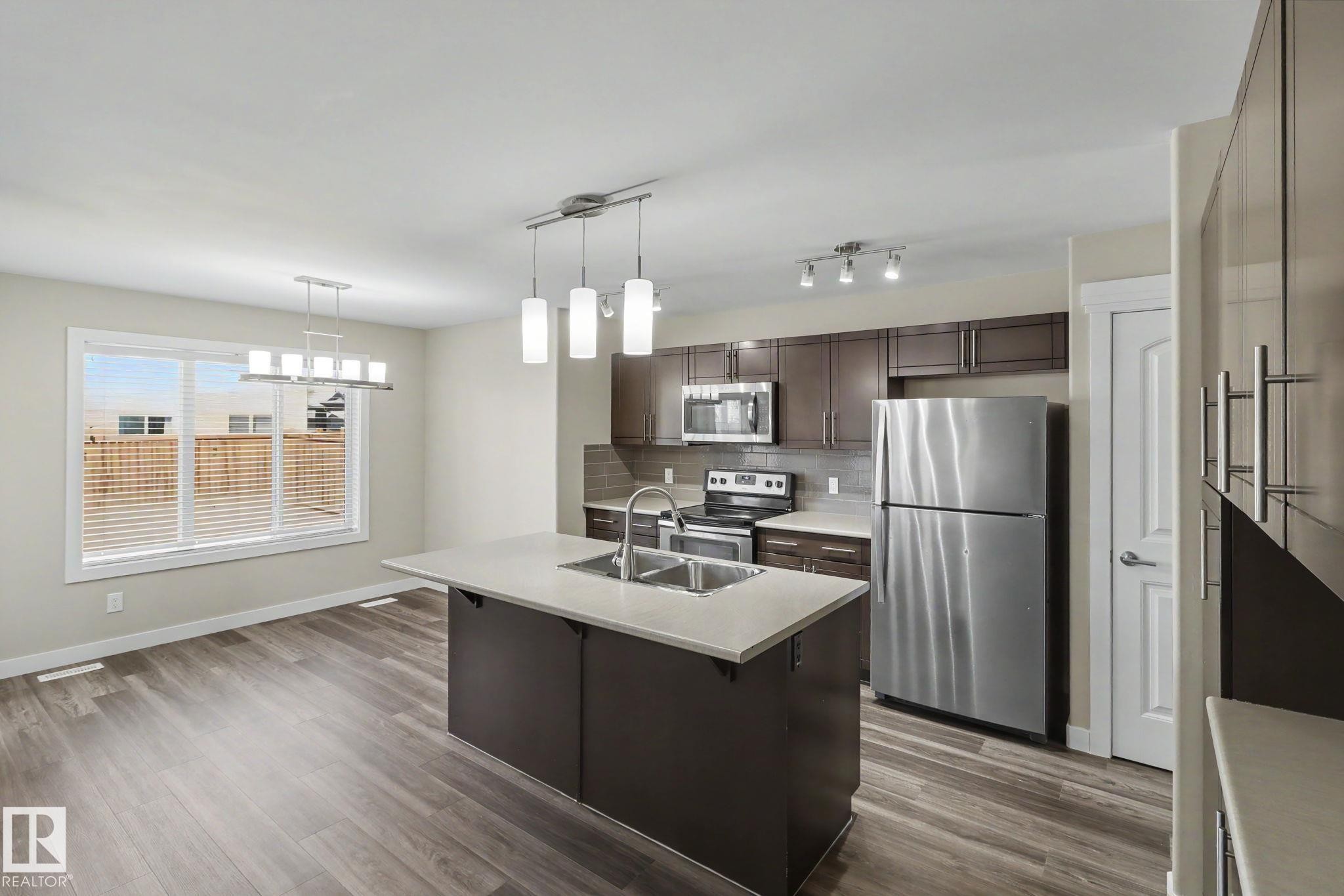 2547 Amerongen Crescent, Edmonton, AB - Indoor Photo Showing Kitchen With Double Sink With Upgraded Kitchen