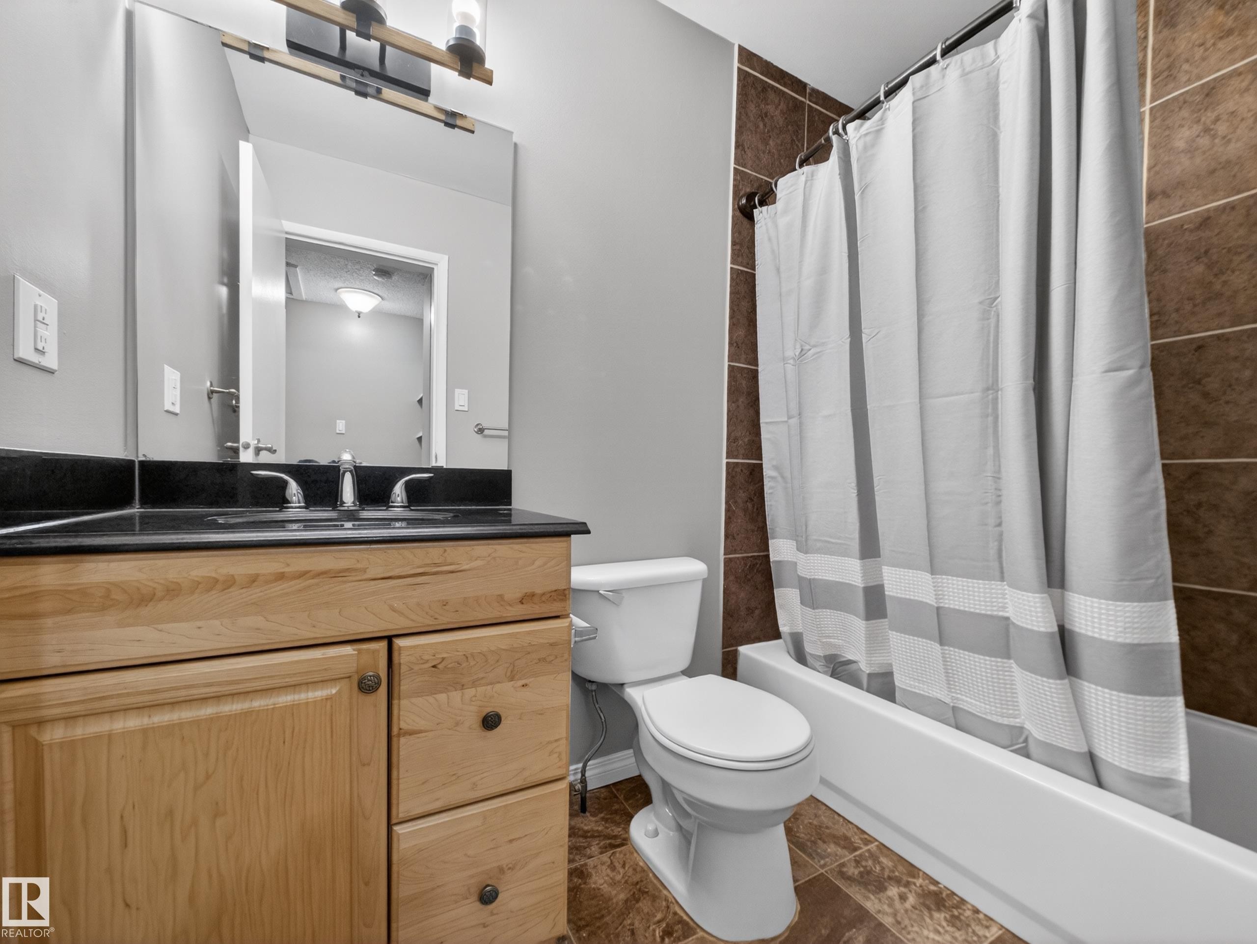 7715 37 Avenue, Edmonton, AB - Indoor Photo Showing Bathroom