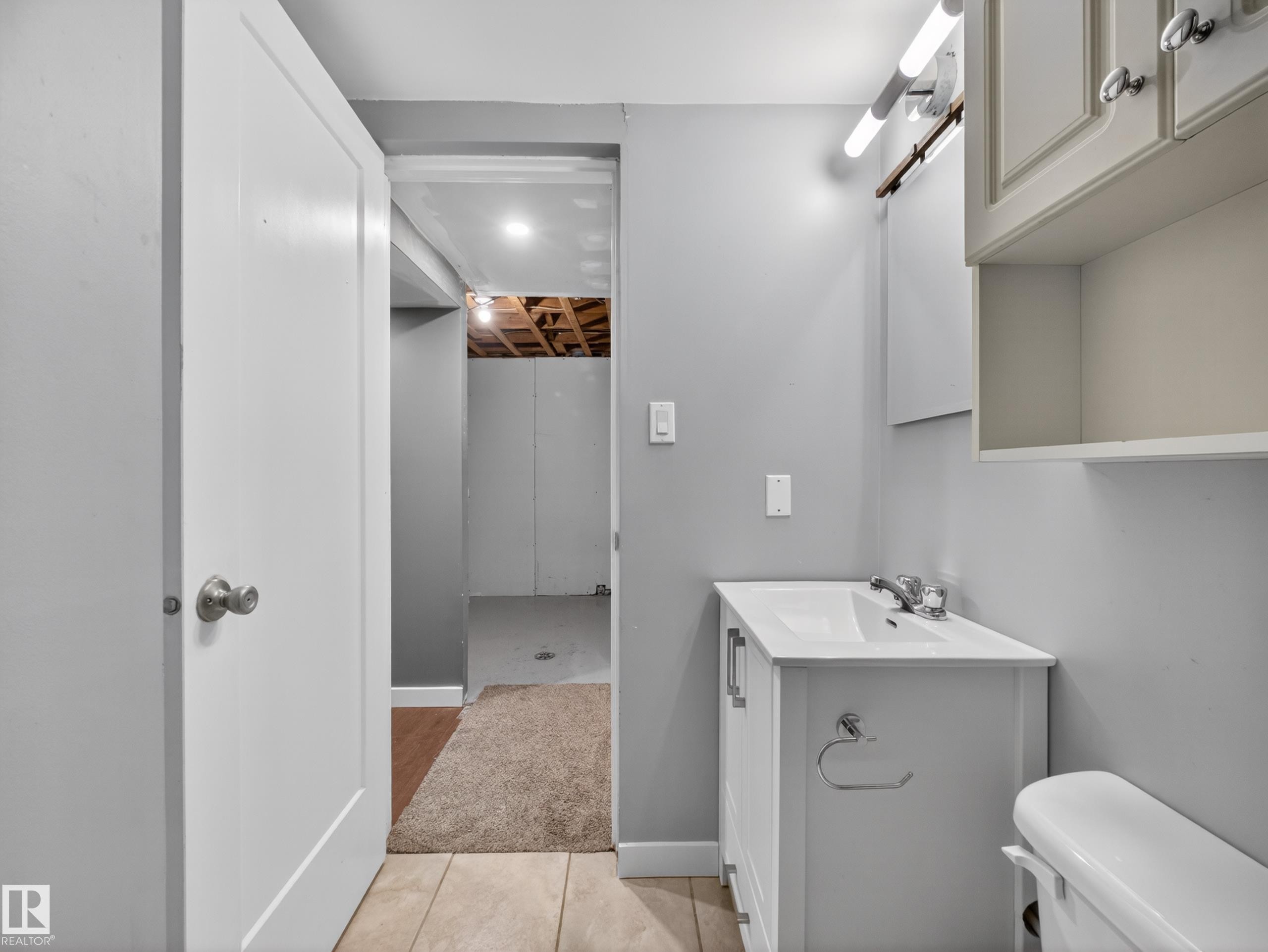 7715 37 Avenue, Edmonton, AB - Indoor Photo Showing Bathroom