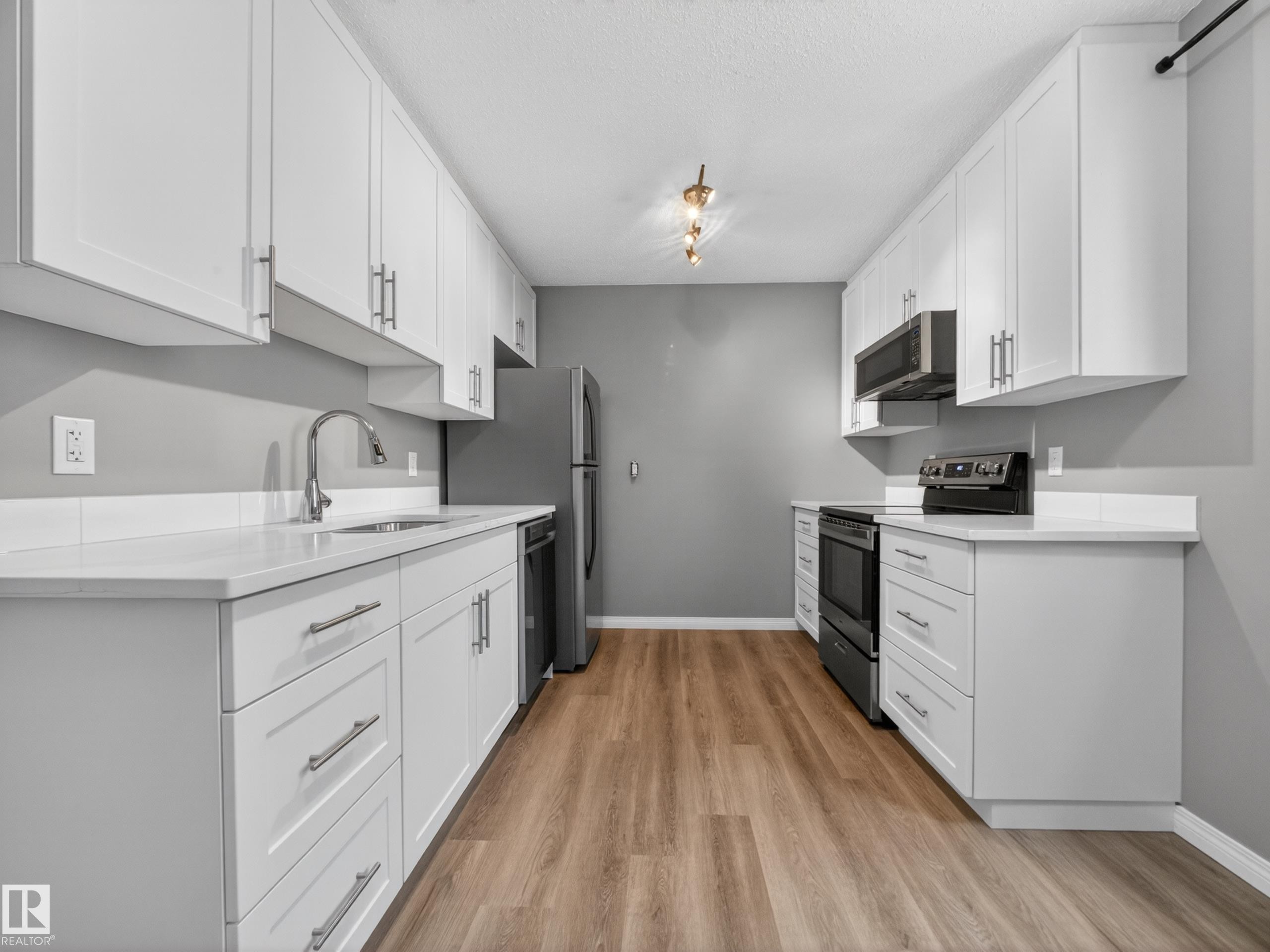 7715 37 Avenue, Edmonton, AB - Indoor Photo Showing Kitchen