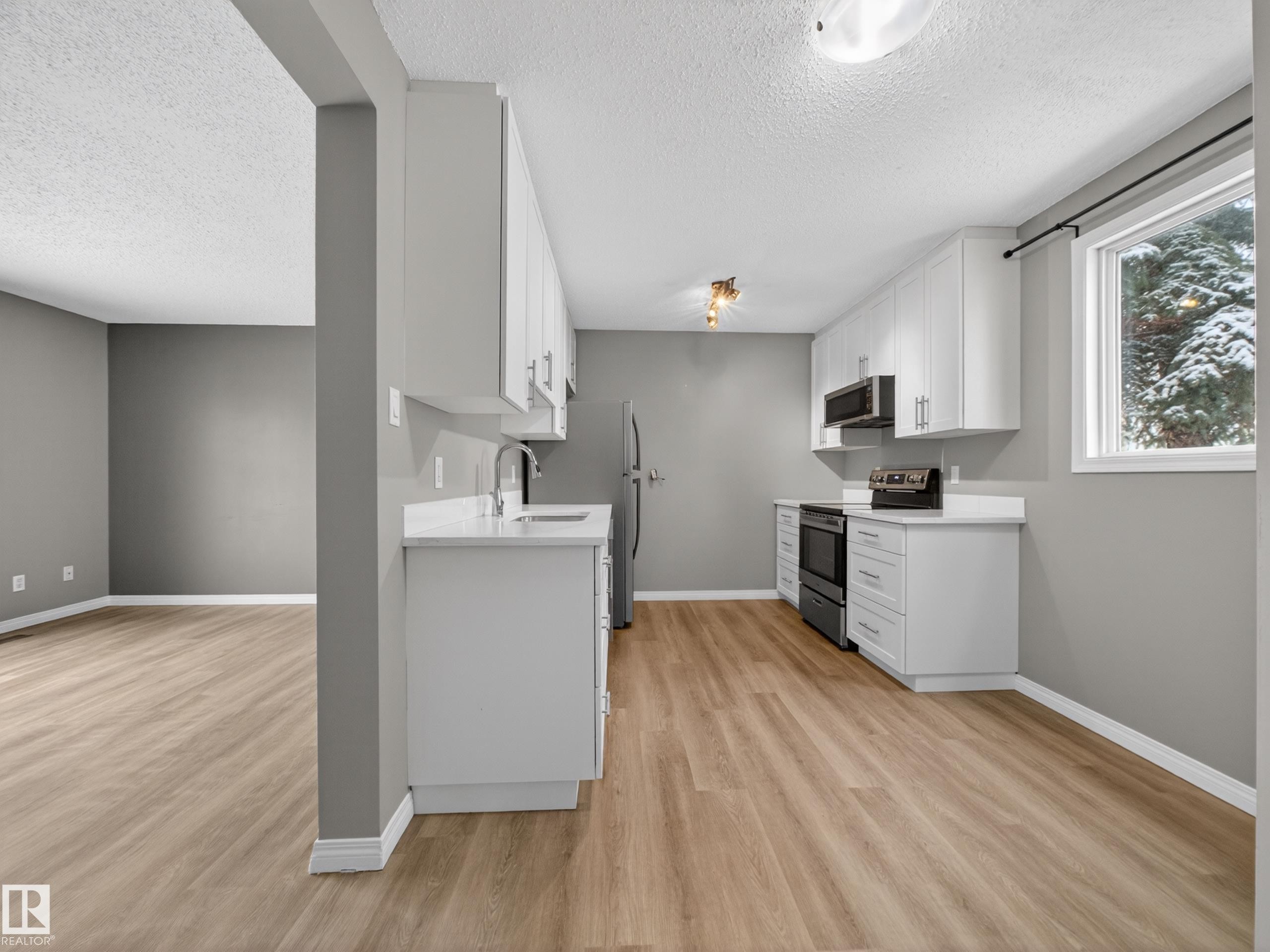 7715 37 Avenue, Edmonton, AB - Indoor Photo Showing Kitchen