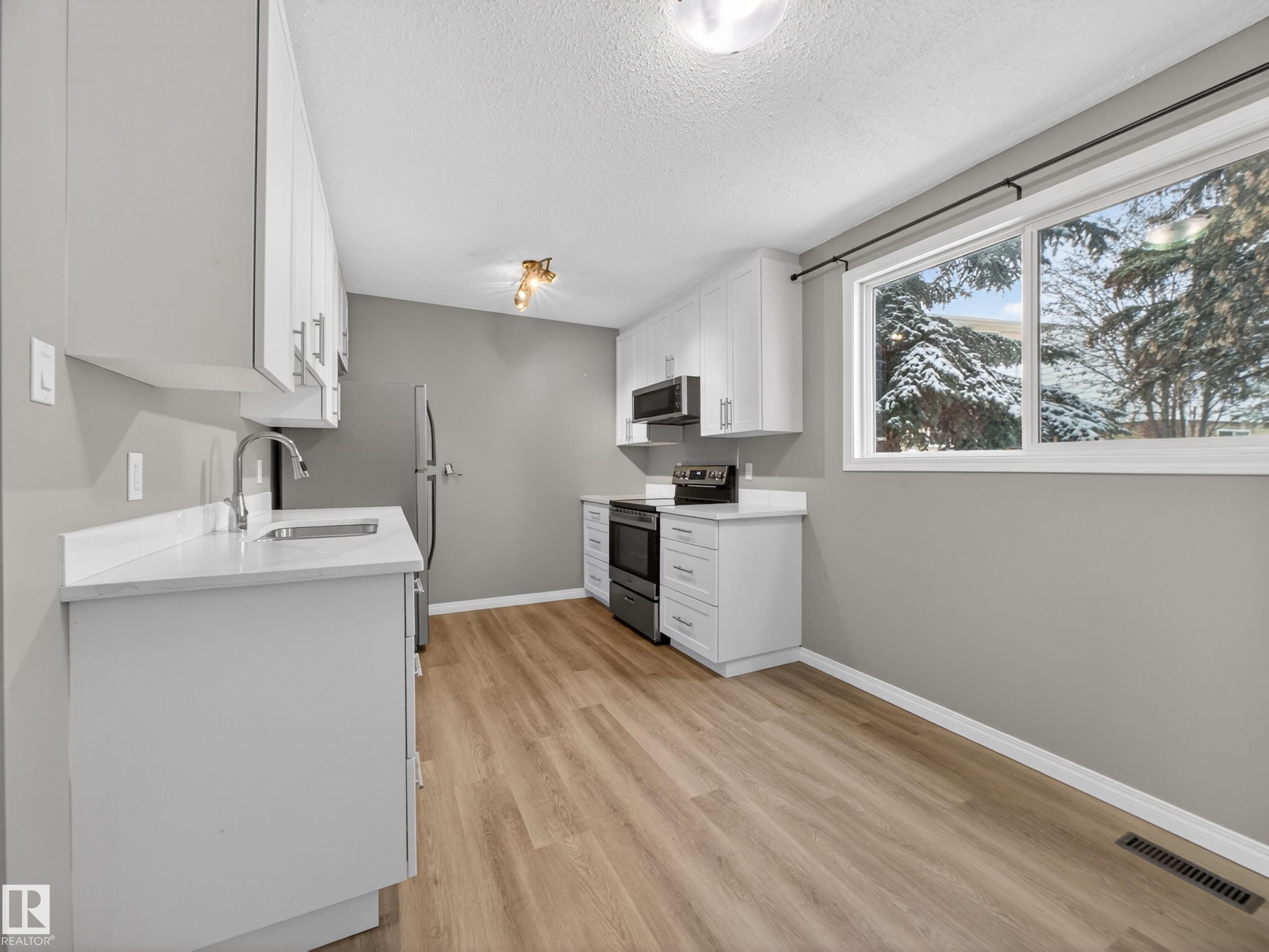 7715 37 Avenue, Edmonton, AB - Indoor Photo Showing Kitchen