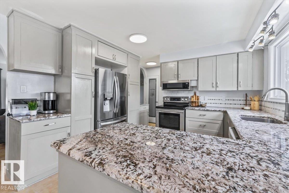 9304 128A Avenue, Edmonton, AB - Indoor Photo Showing Kitchen