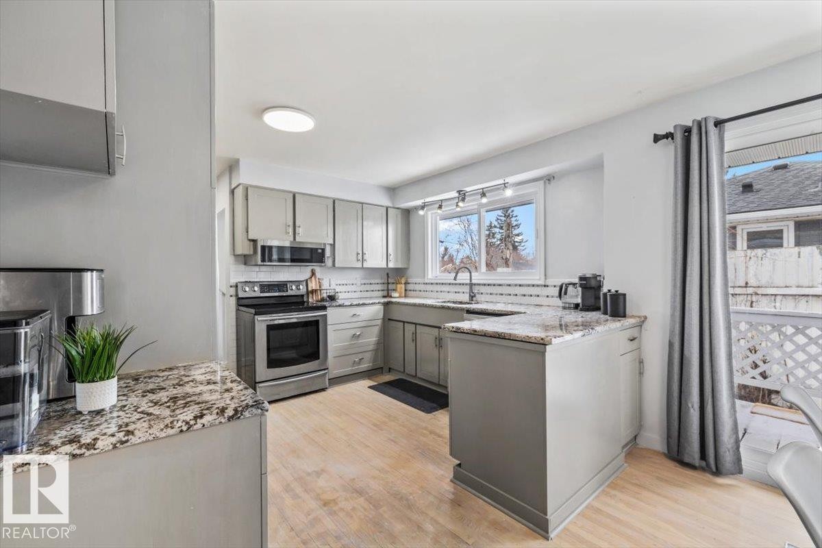 9304 128A Avenue, Edmonton, AB - Indoor Photo Showing Kitchen With Upgraded Kitchen