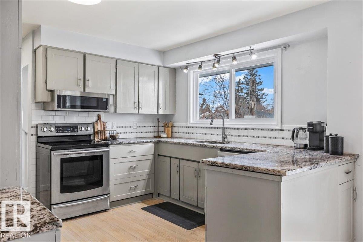 9304 128A Avenue, Edmonton, AB - Indoor Photo Showing Kitchen