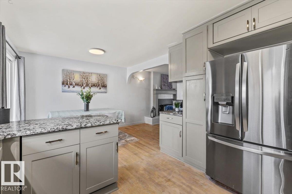 9304 128A Avenue, Edmonton, AB - Indoor Photo Showing Kitchen With Upgraded Kitchen