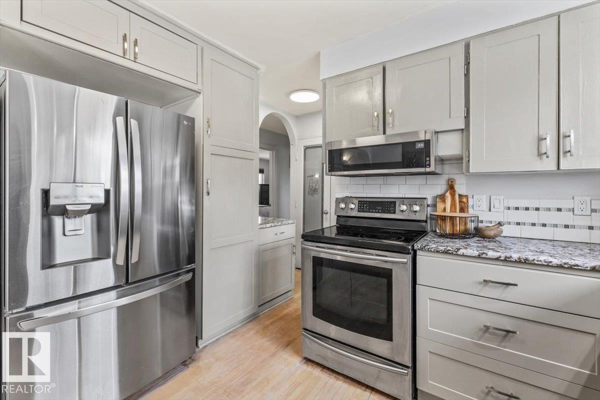 9304 128A Avenue, Edmonton, AB - Indoor Photo Showing Kitchen With Stainless Steel Kitchen